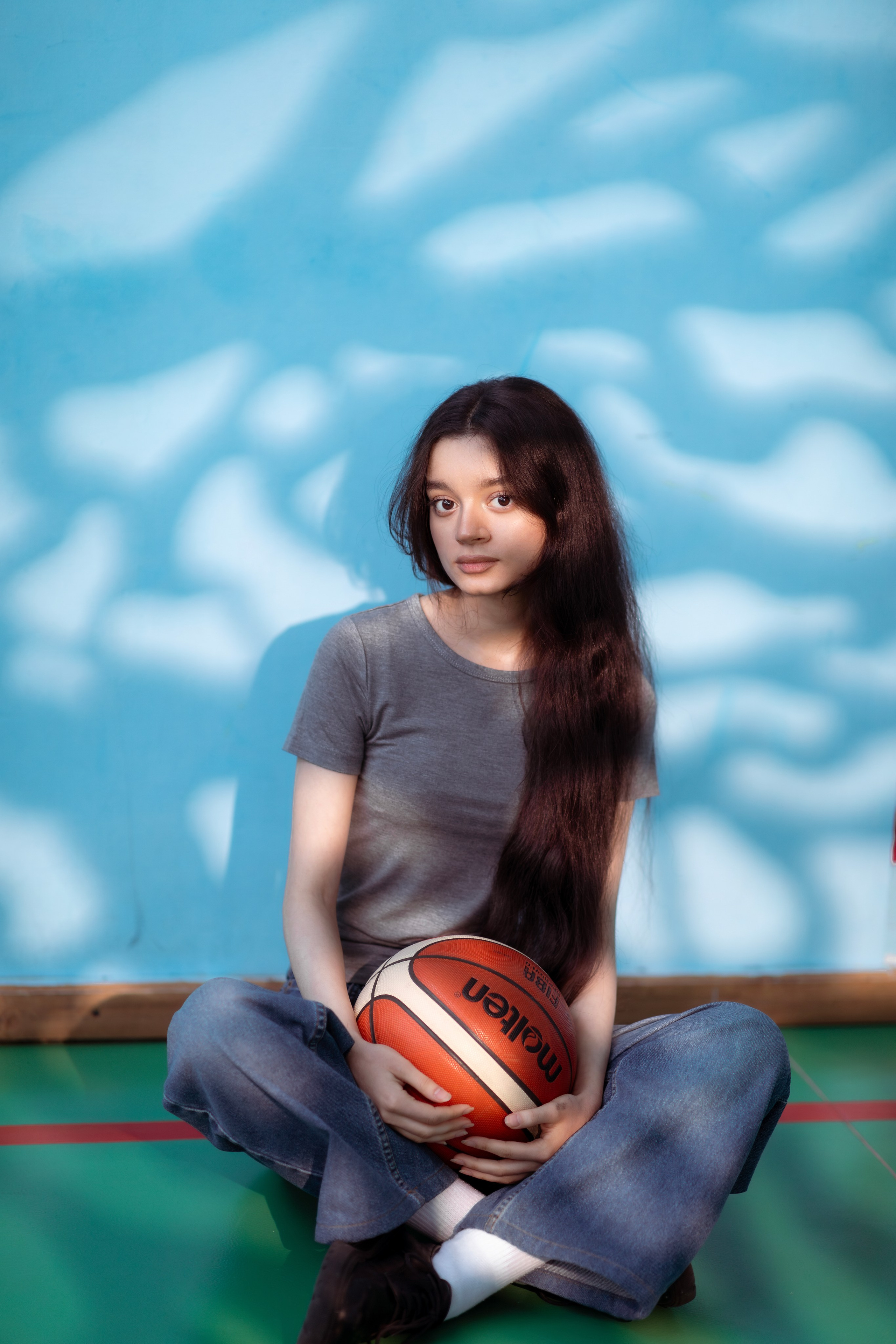 Фотосессия выпускного класса в спортзале в школе