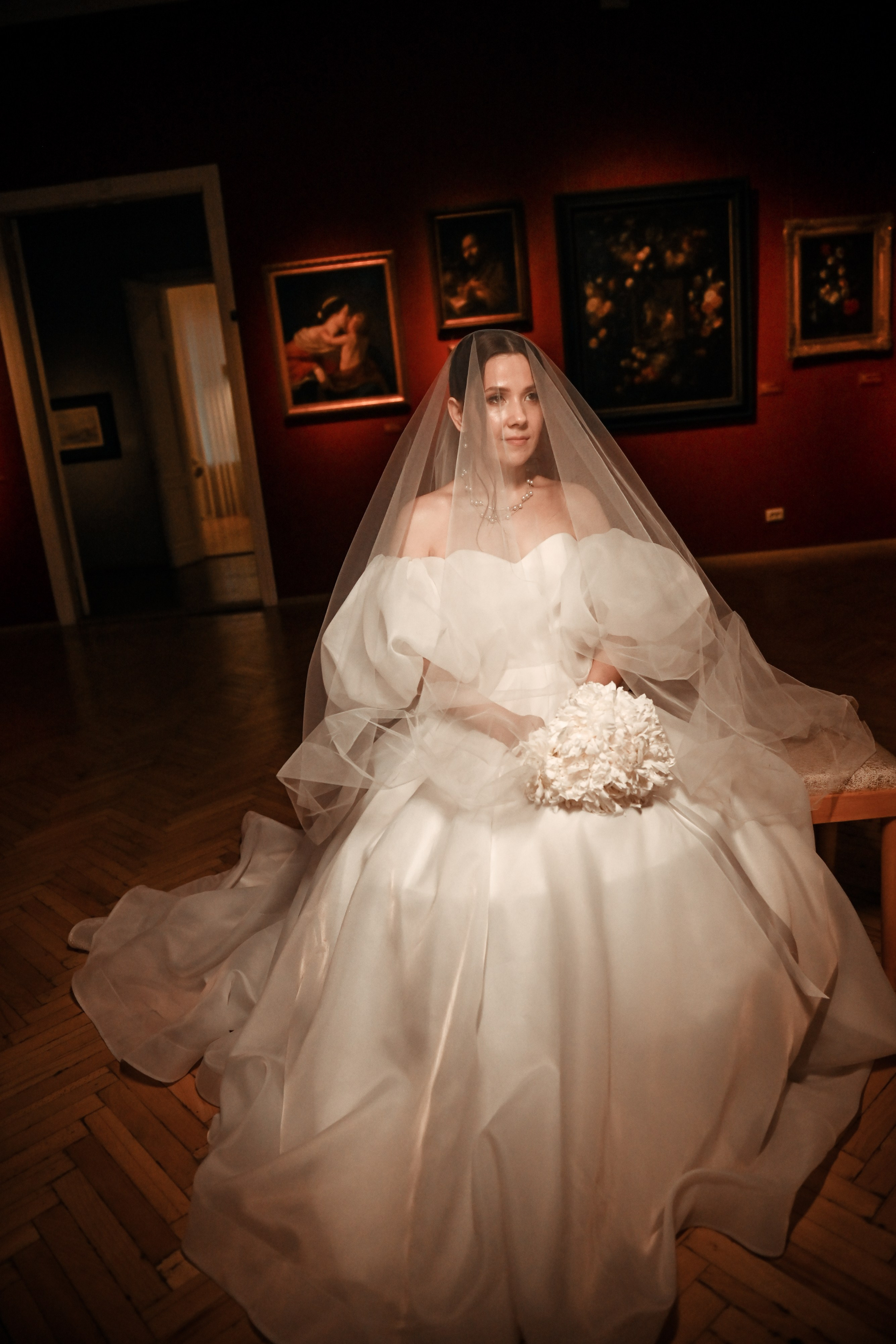 Небольшая свадебная серия в музее и прогулкой под дождем Эльмиры и Ризата. Свадебный, семейный, детский, контент фотограф в Омске Максим Ильин