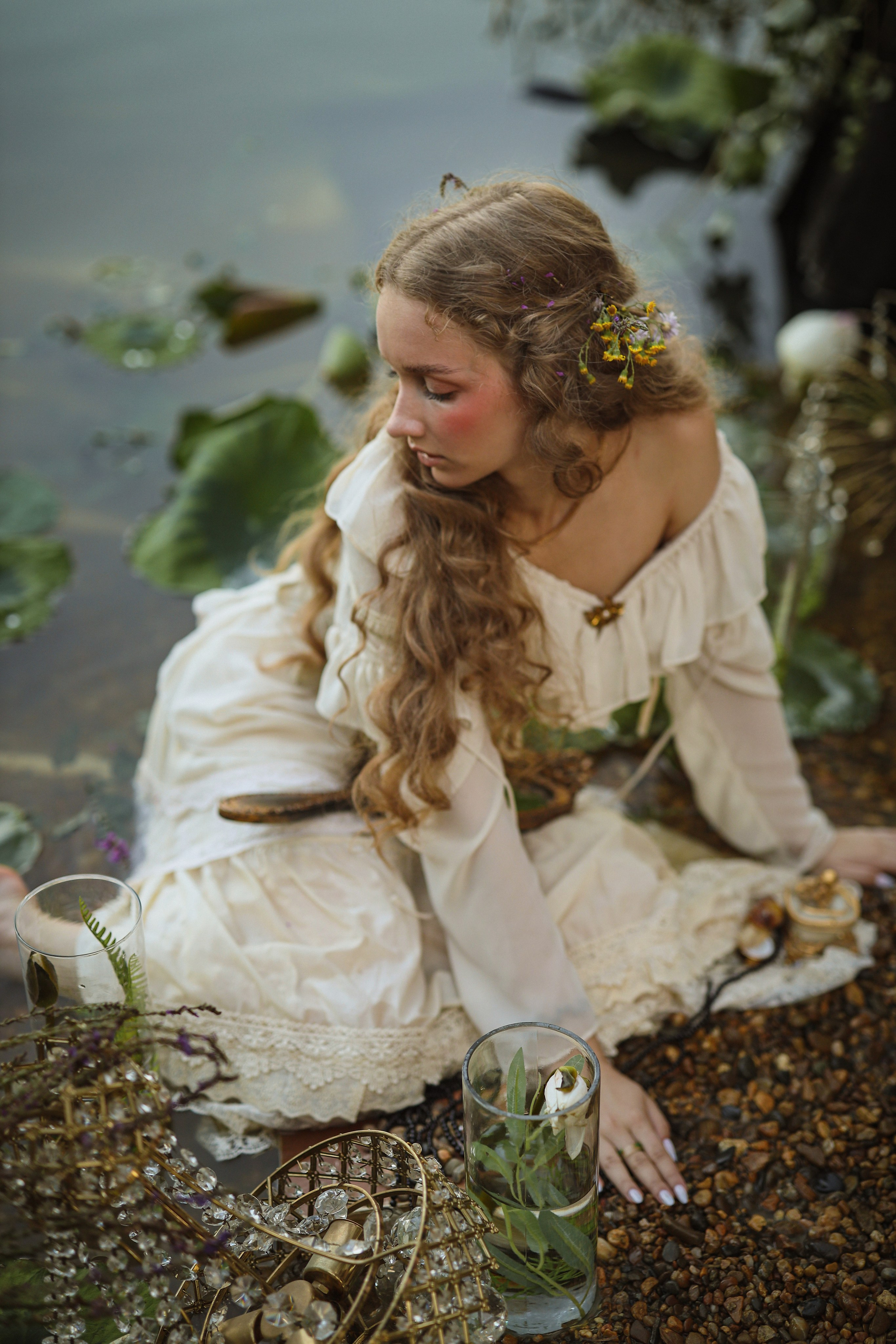 Стилизованная фотосессия девушки на озере в Абхазии: романтические моменты