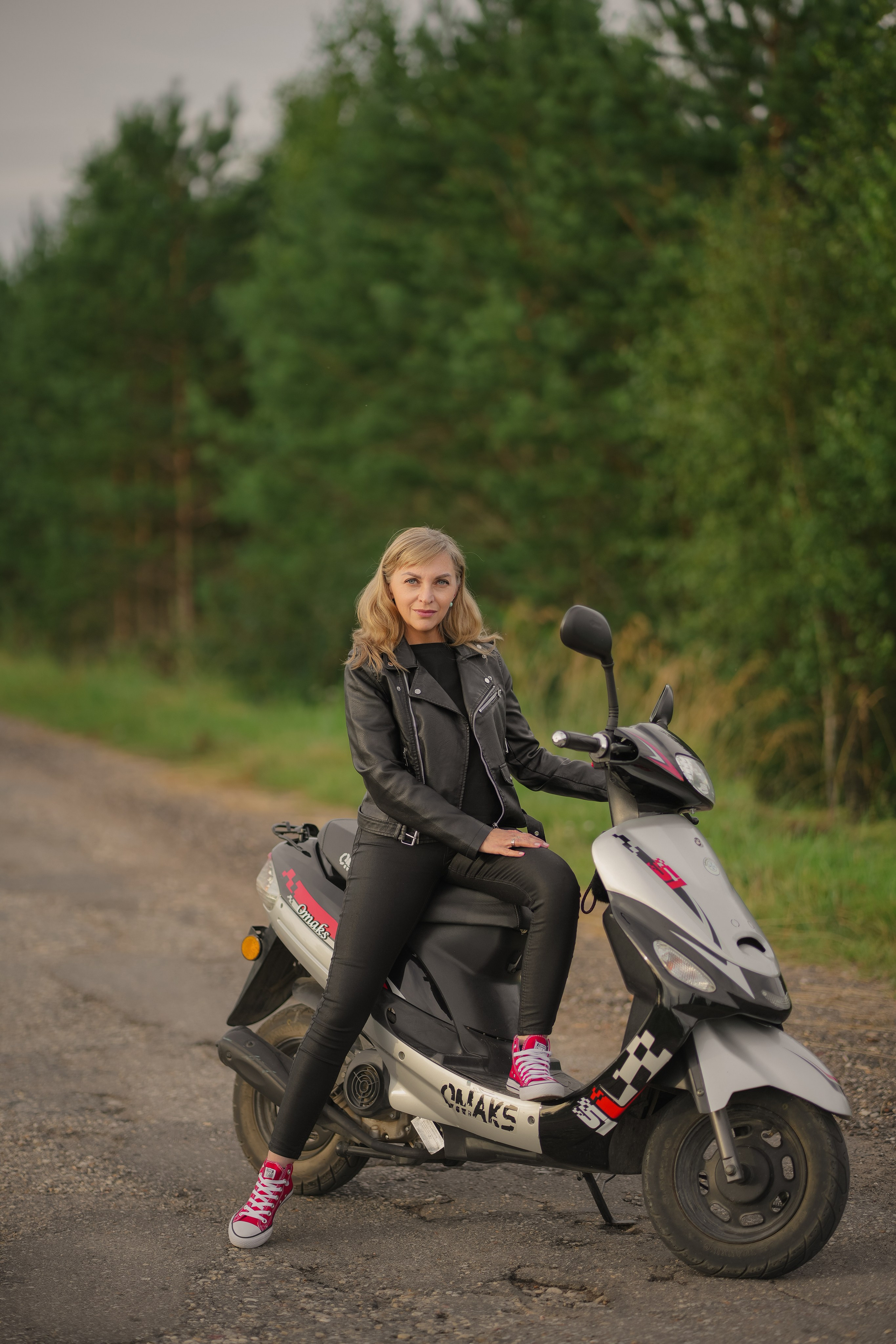 Девушка с мопедом Блондинка с мопедом Летник съемки