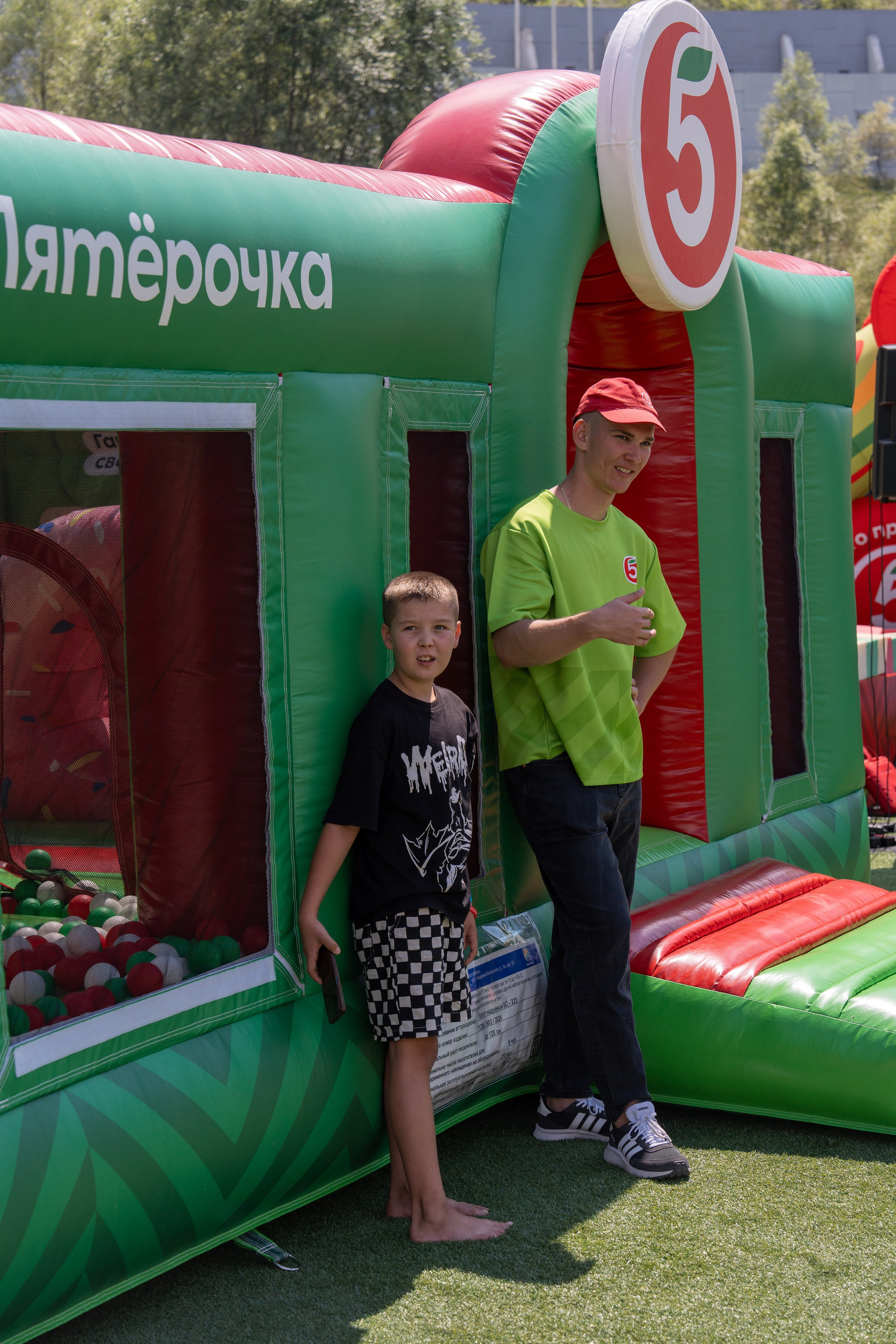 Фотоотчет партнеской интеграции для сети «Пятерочка» на фестивале «Grounded». Репортажный фотограф в Красной Поляне и Сочи Павлюченко Екатерина