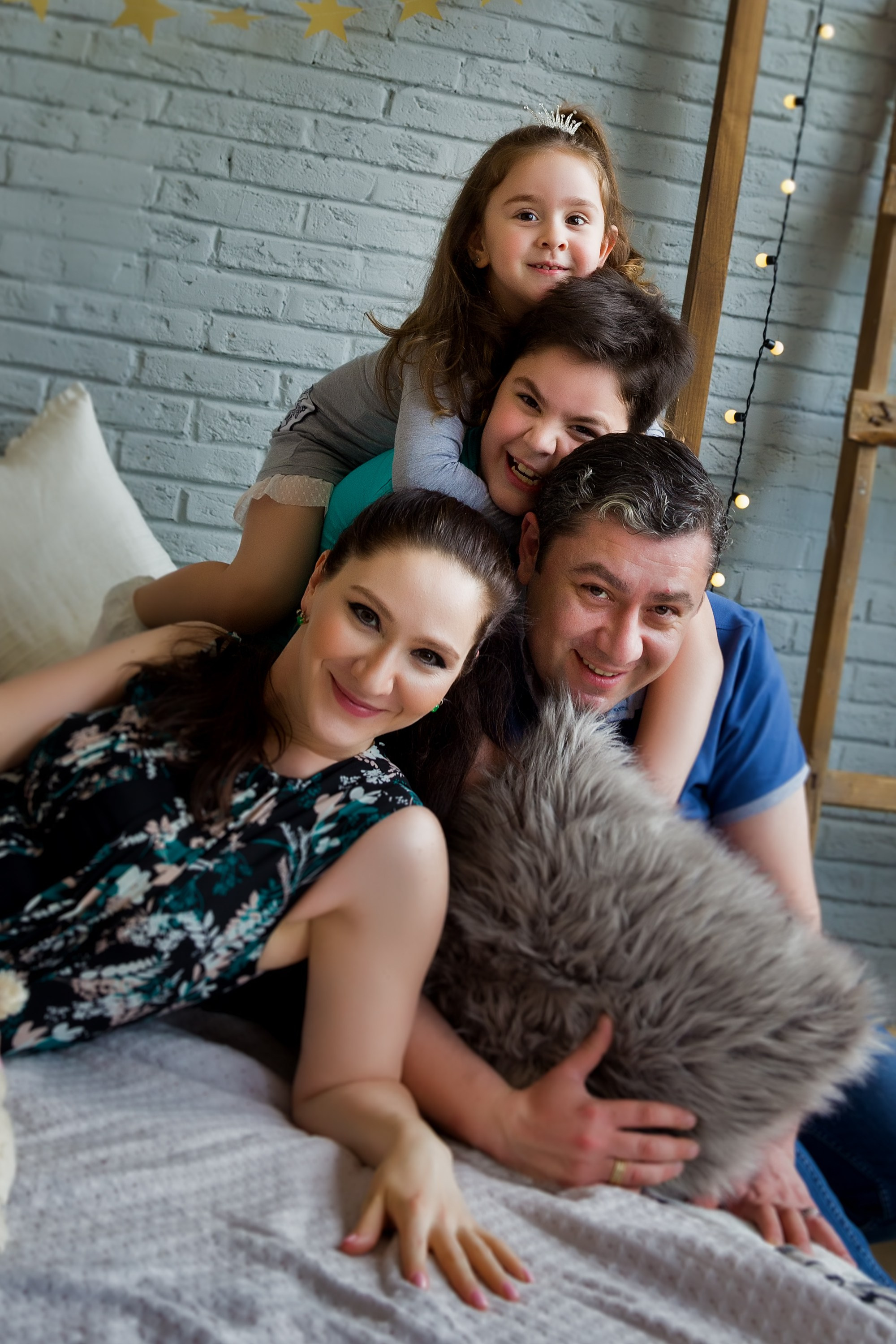 семья на кровати среди подушек