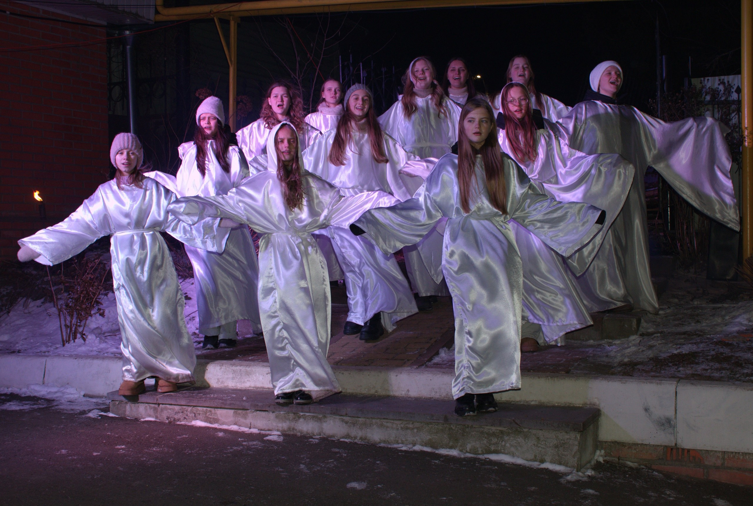 хор девушек поёт рождественскую песню