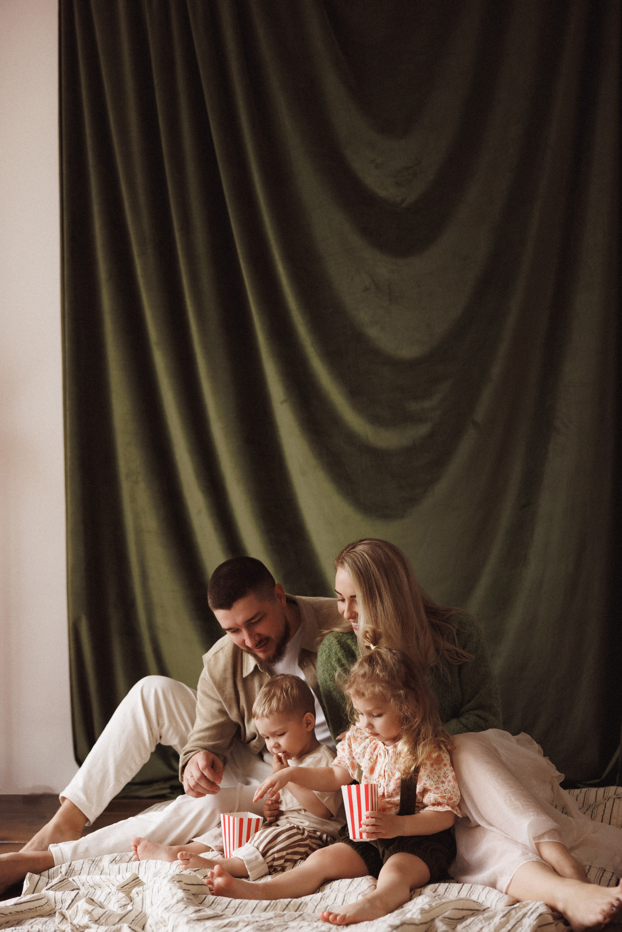 Семейная фотосессия в фотостудии «Mestone», город Краснодар. Семейный и детский фотограф в Краснодаре Анна Трашкова