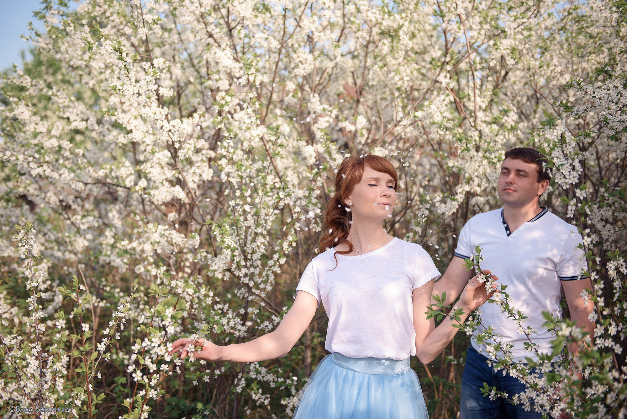 майская фотосессия в цветущем саду