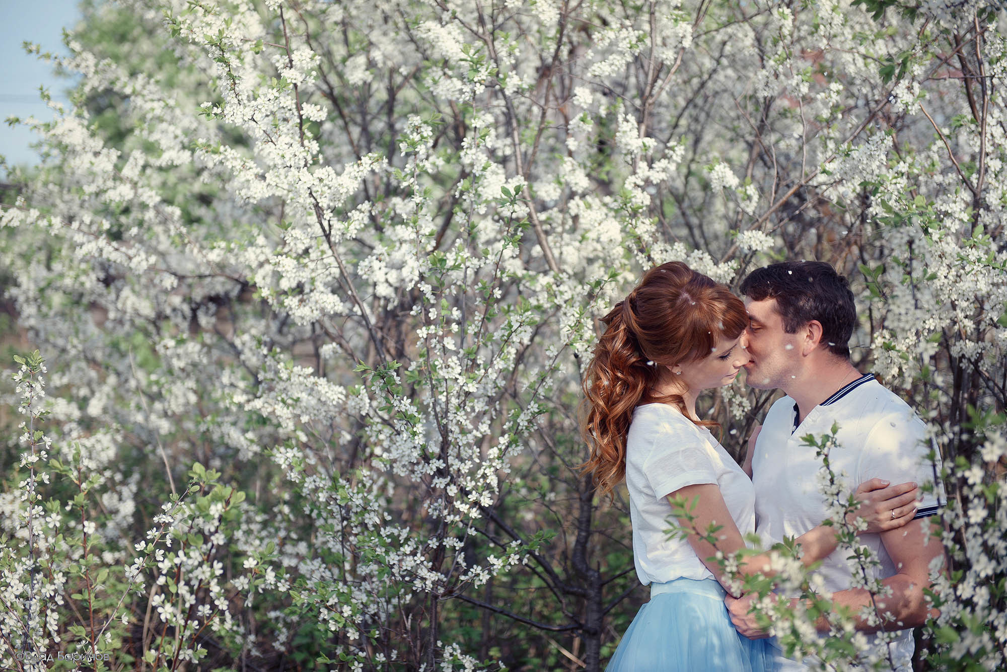 майская фотосессия в цветущем саду