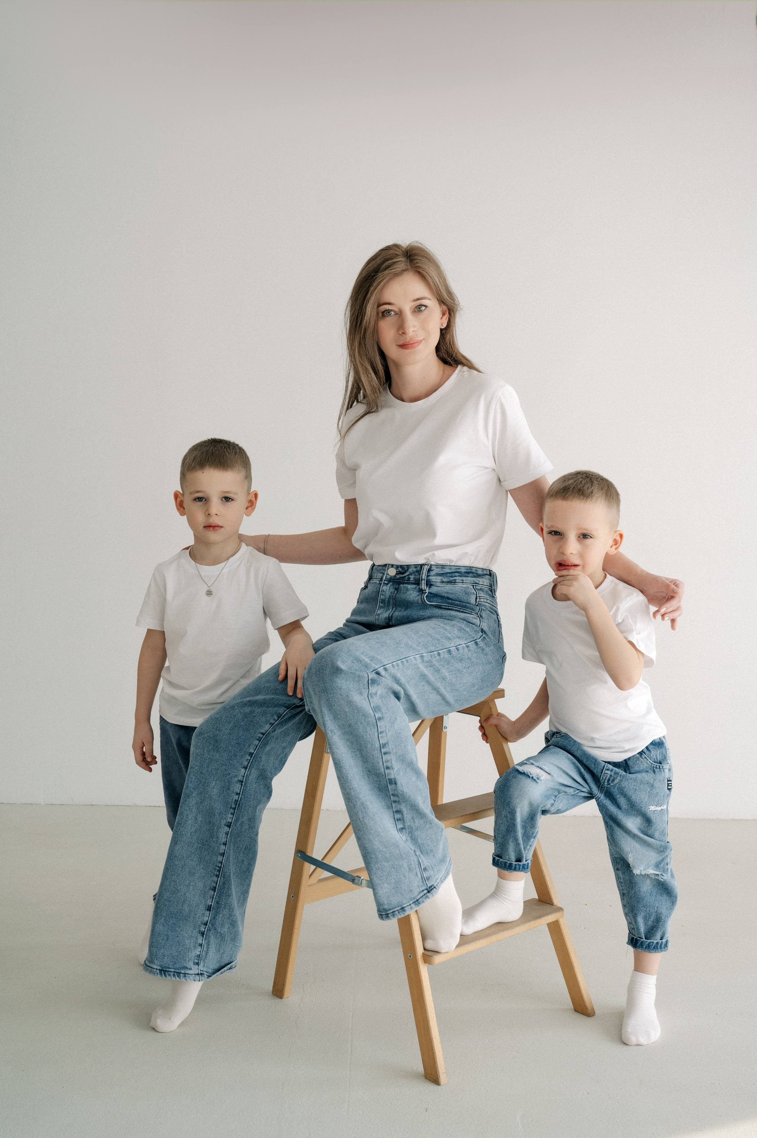 Семейная фотосессия мамы с сыновьями в фотостудии в Королёве. Свадебный и семейный фотограф Виктория Носачёва. Щелково, Москва и МО