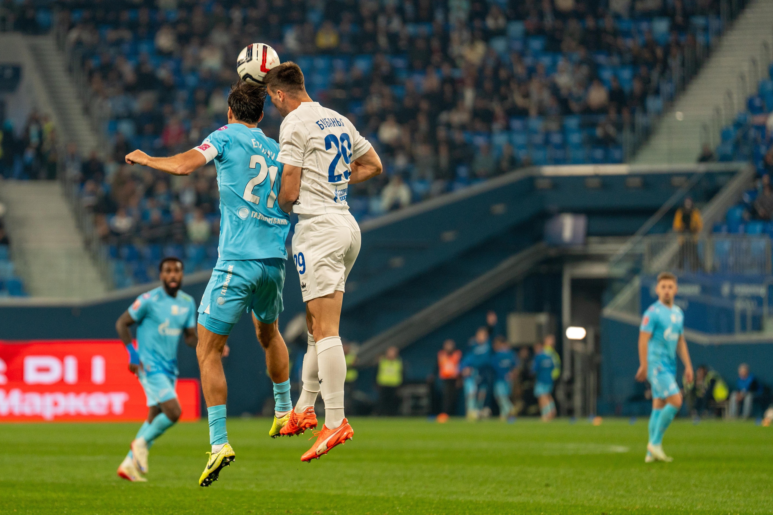 Игроки Зенита и Оренбурга в верховой борьбе фотограф матч Санкт-Петербург