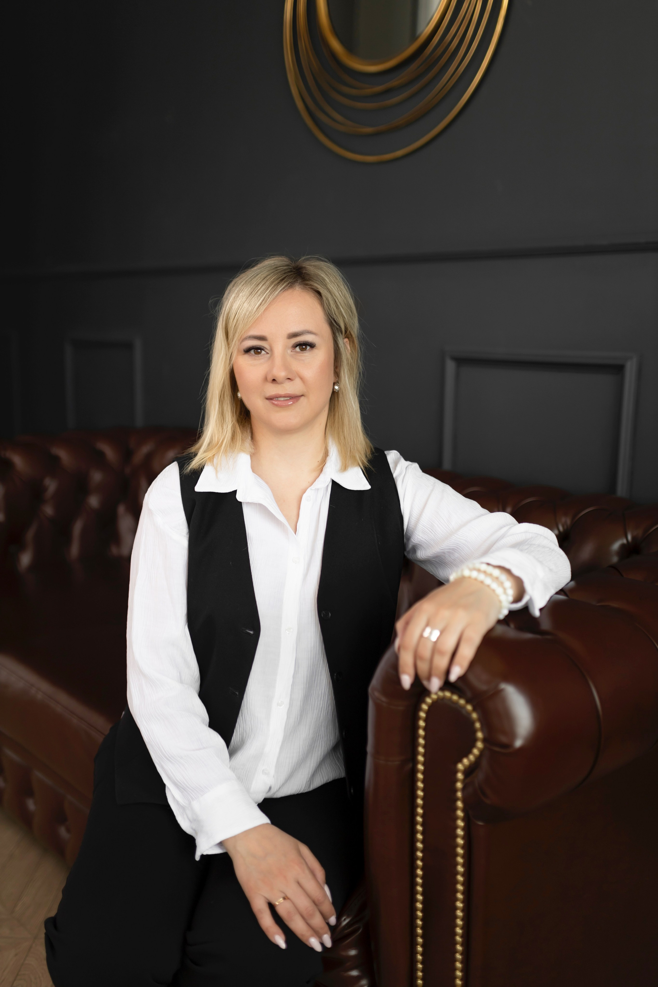 Фотосессия мамы и дочки в Om studio. Интерьерный, предметный и контент фотограф в Иркутске Наталья Карпова