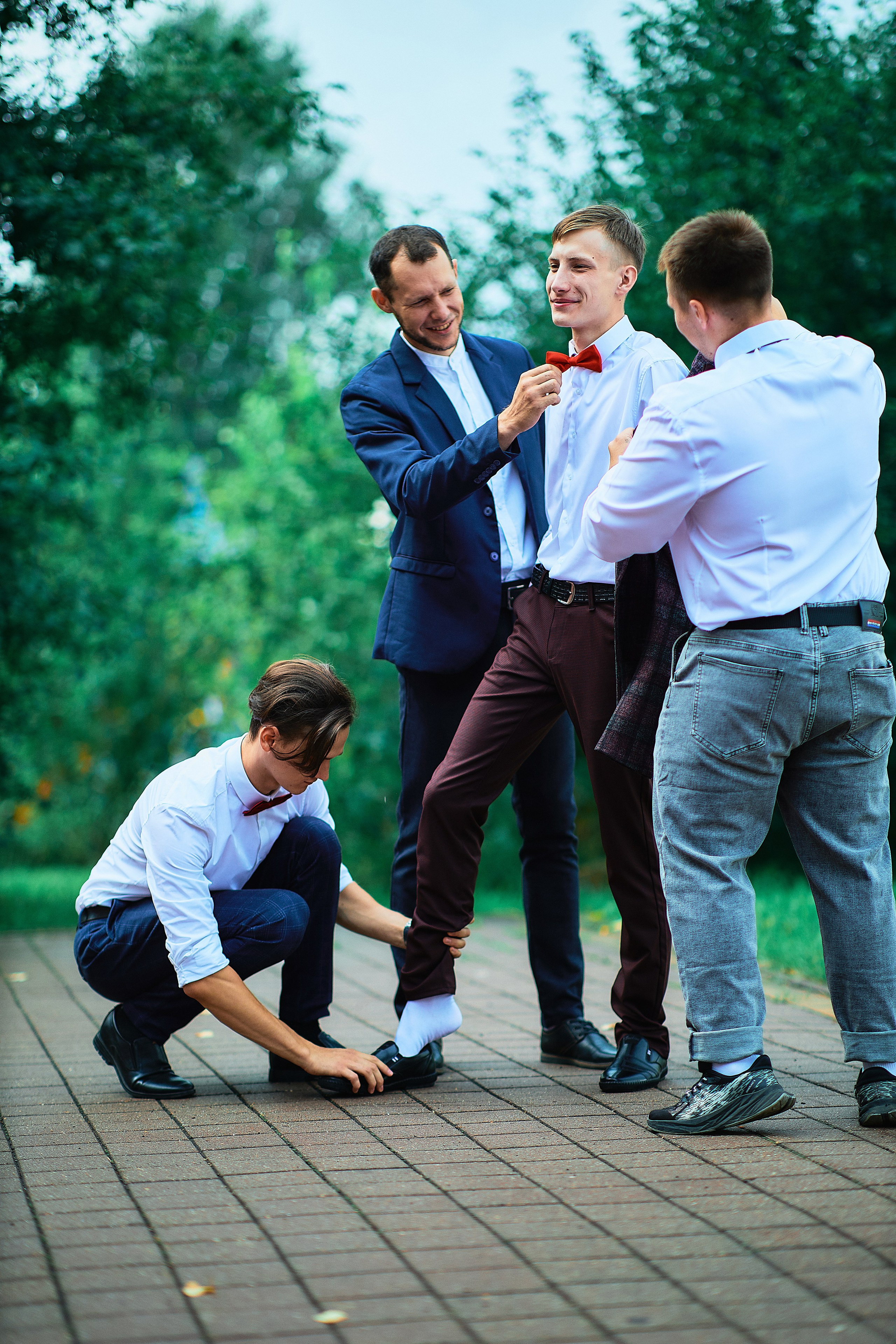 друзья помогают собираться