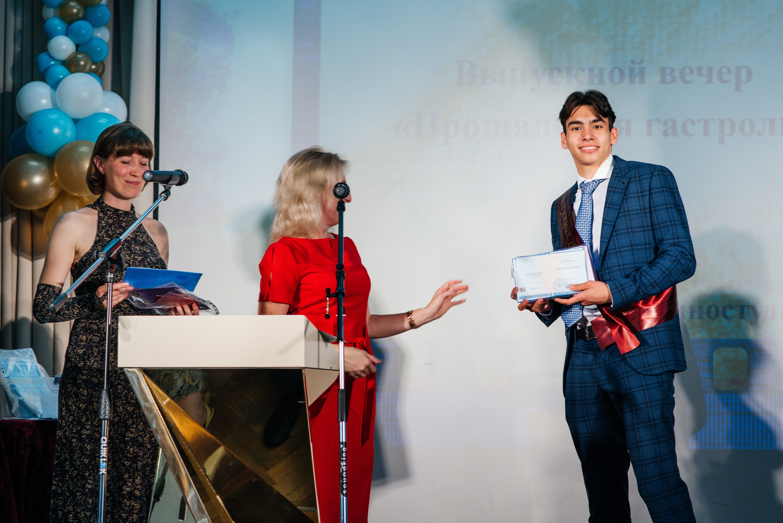 Вручение аттестатов. Выпускные альбомы в Подольске Москве и МО