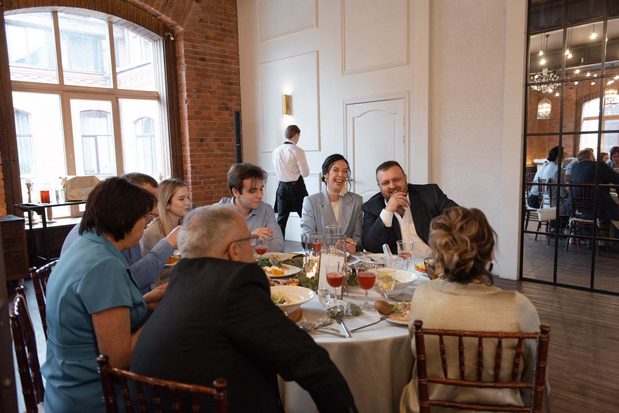 свадебный банкет в весеннем лофте