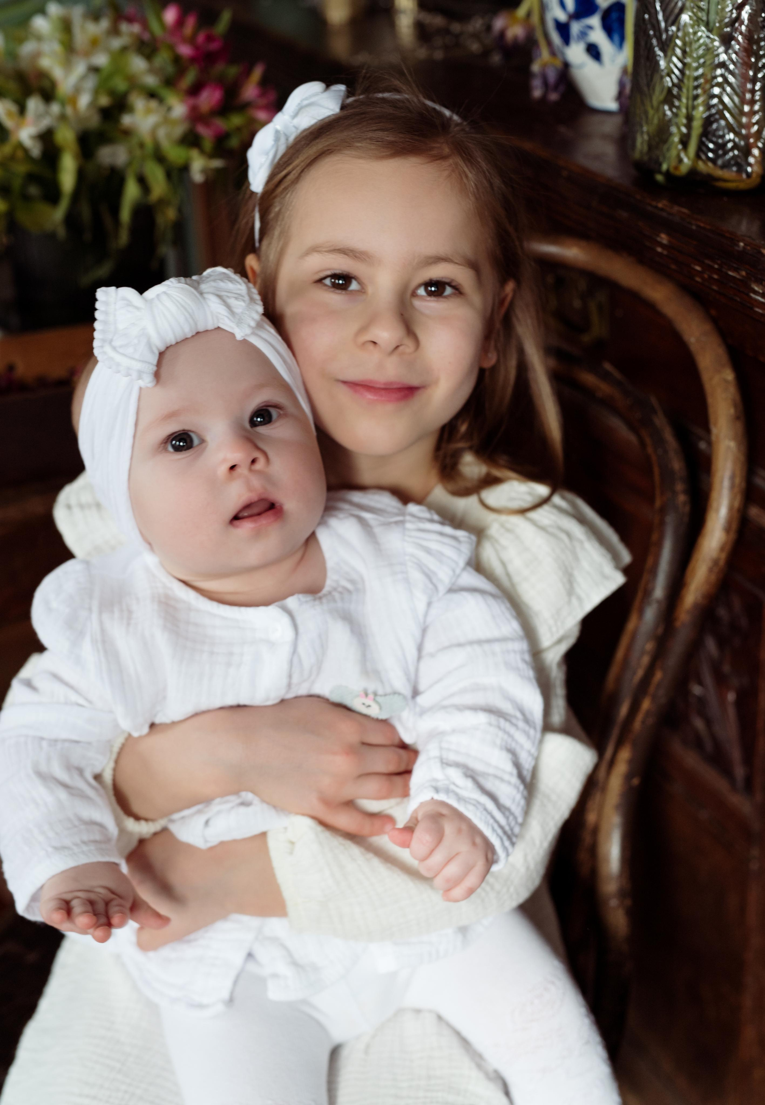 Mother with daughters. Family and content photographer