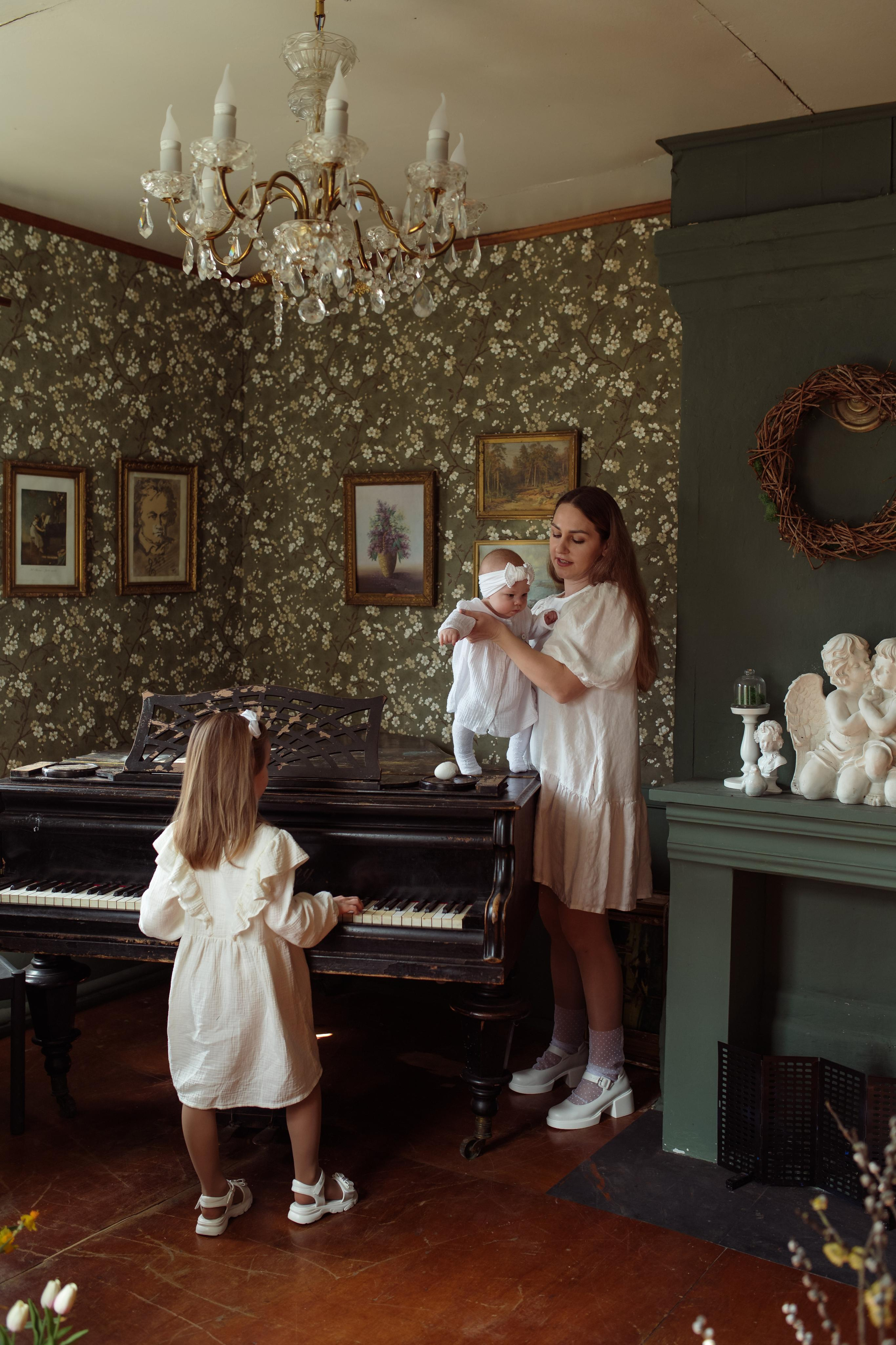 Mother with daughters. Family and content photographer