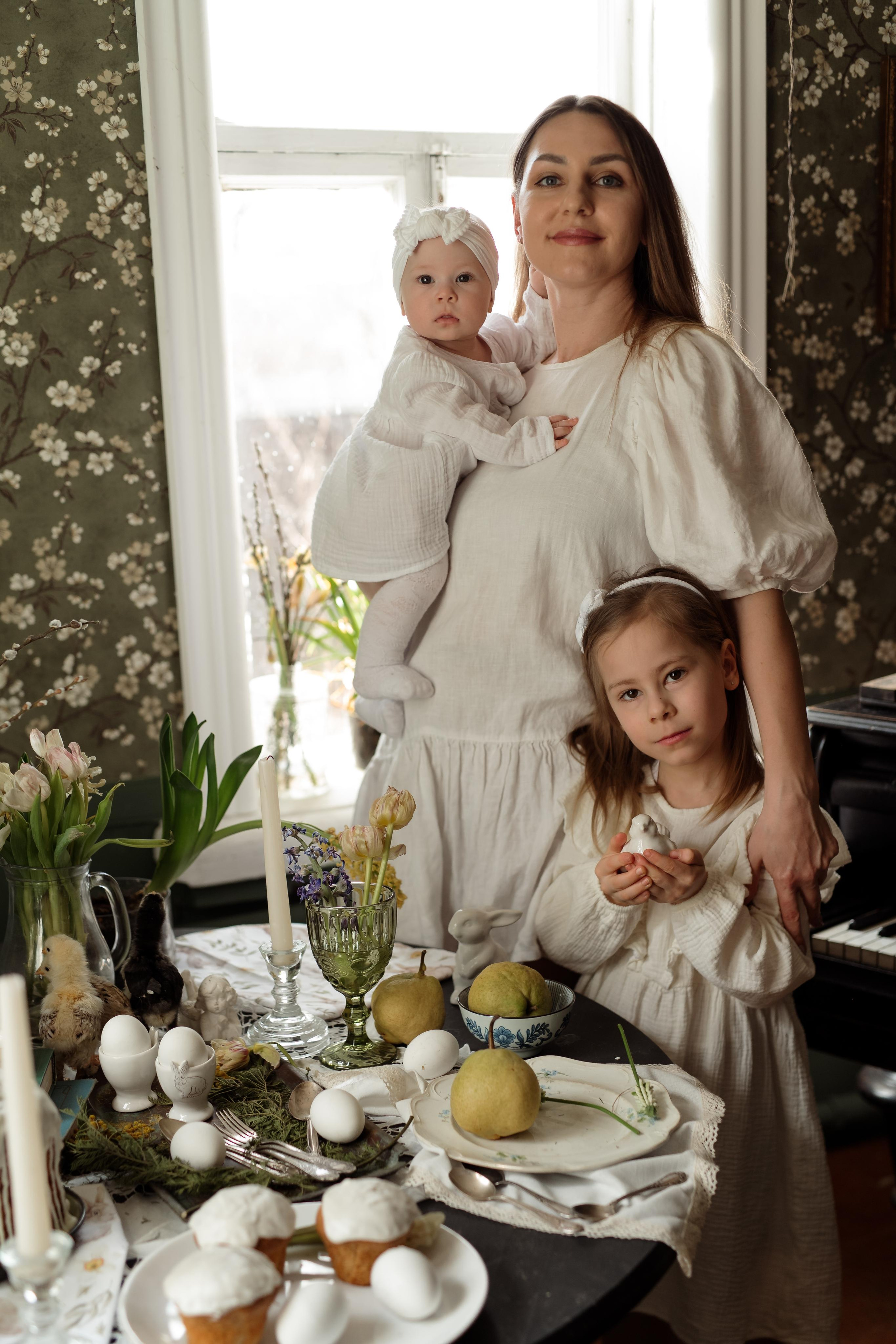 Mother with daughters. Family and content photographer