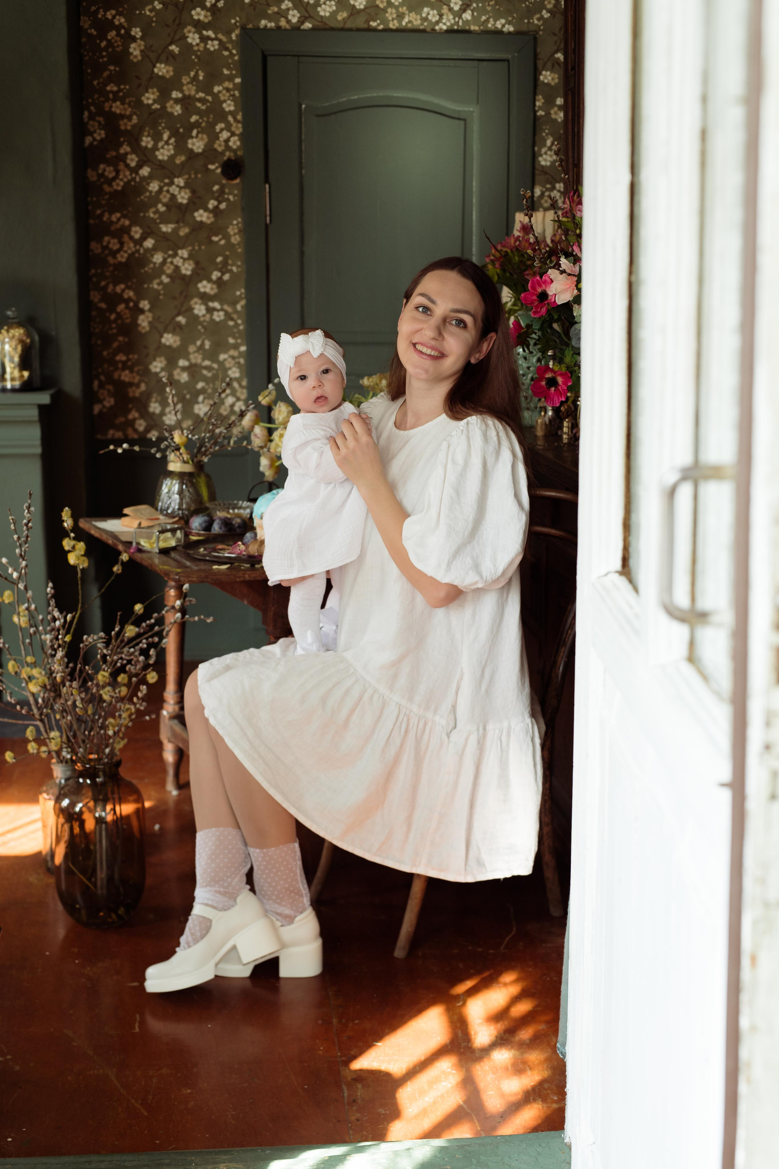 Mother with daughters. Family and content photographer