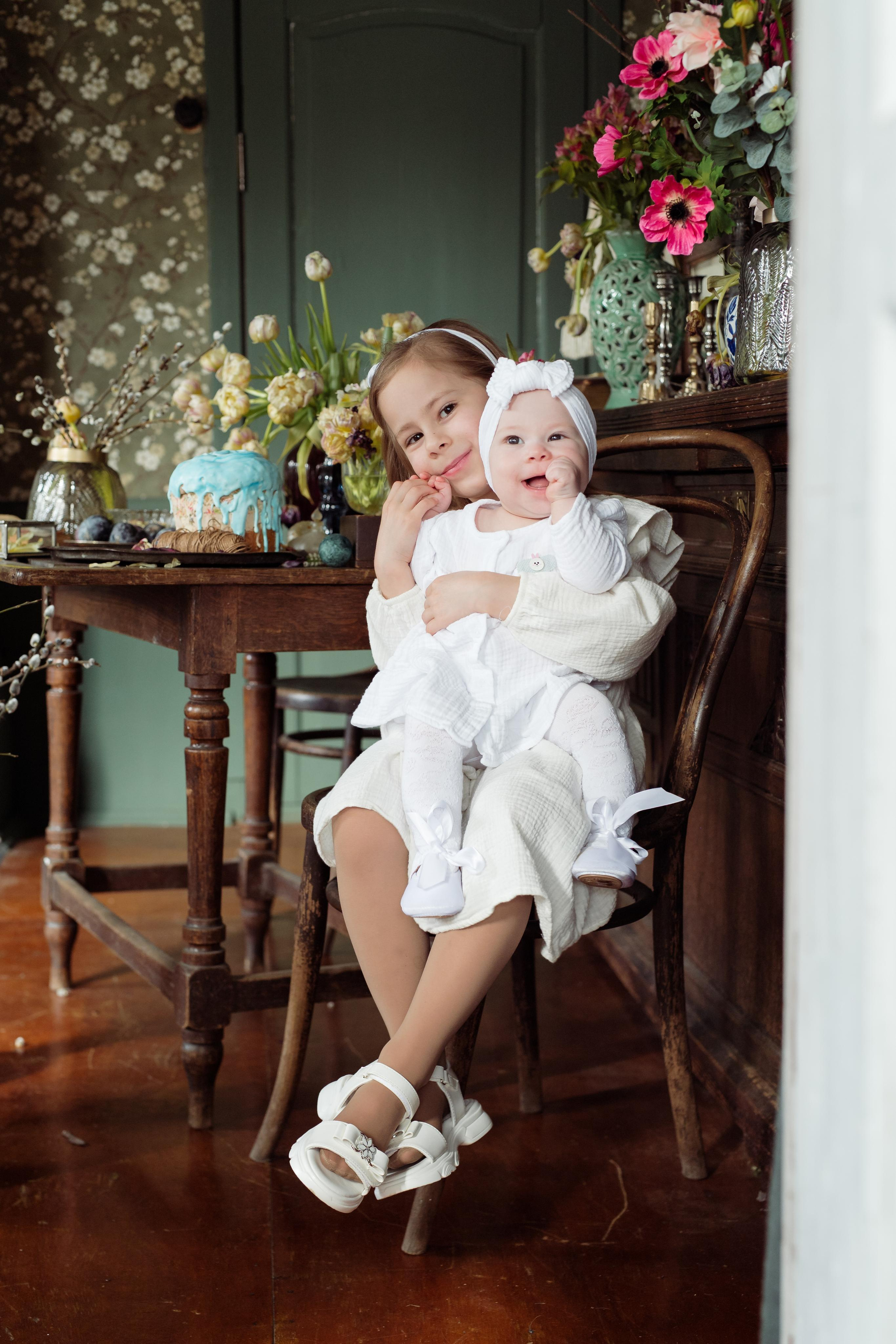 Mother with daughters. Family and content photographer