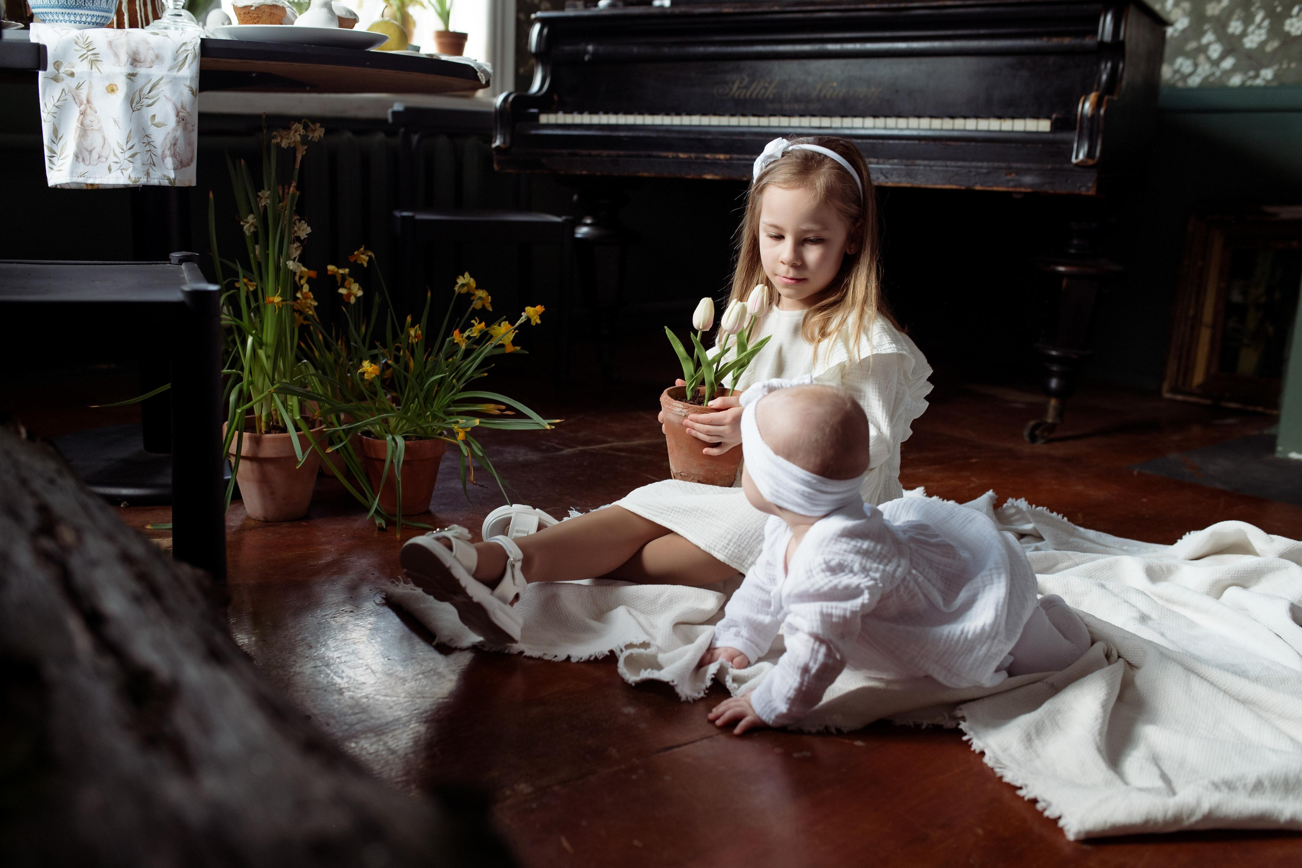 Mother with daughters. Family and content photographer