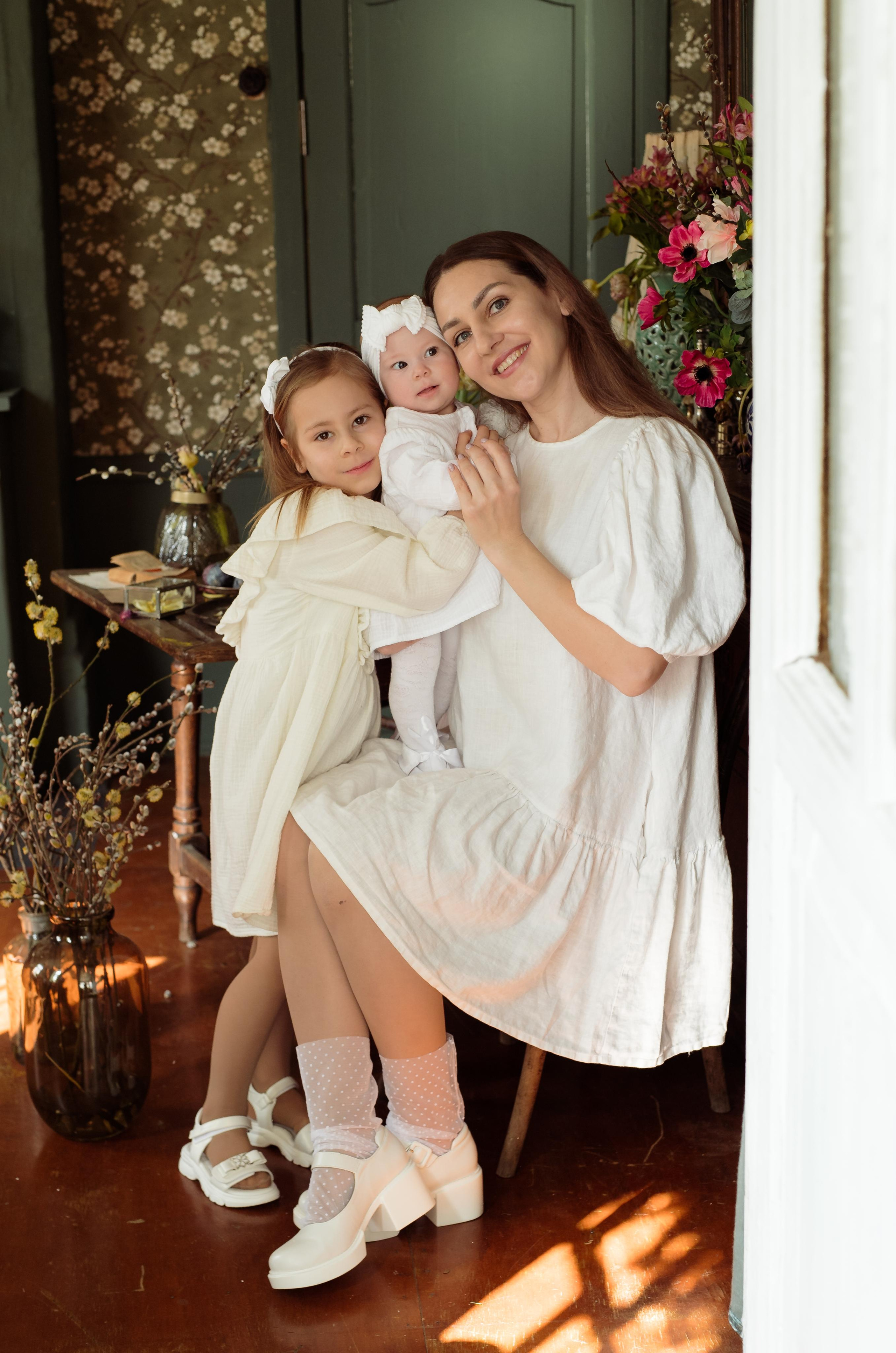 Mother with daughters. Family and content photographer
