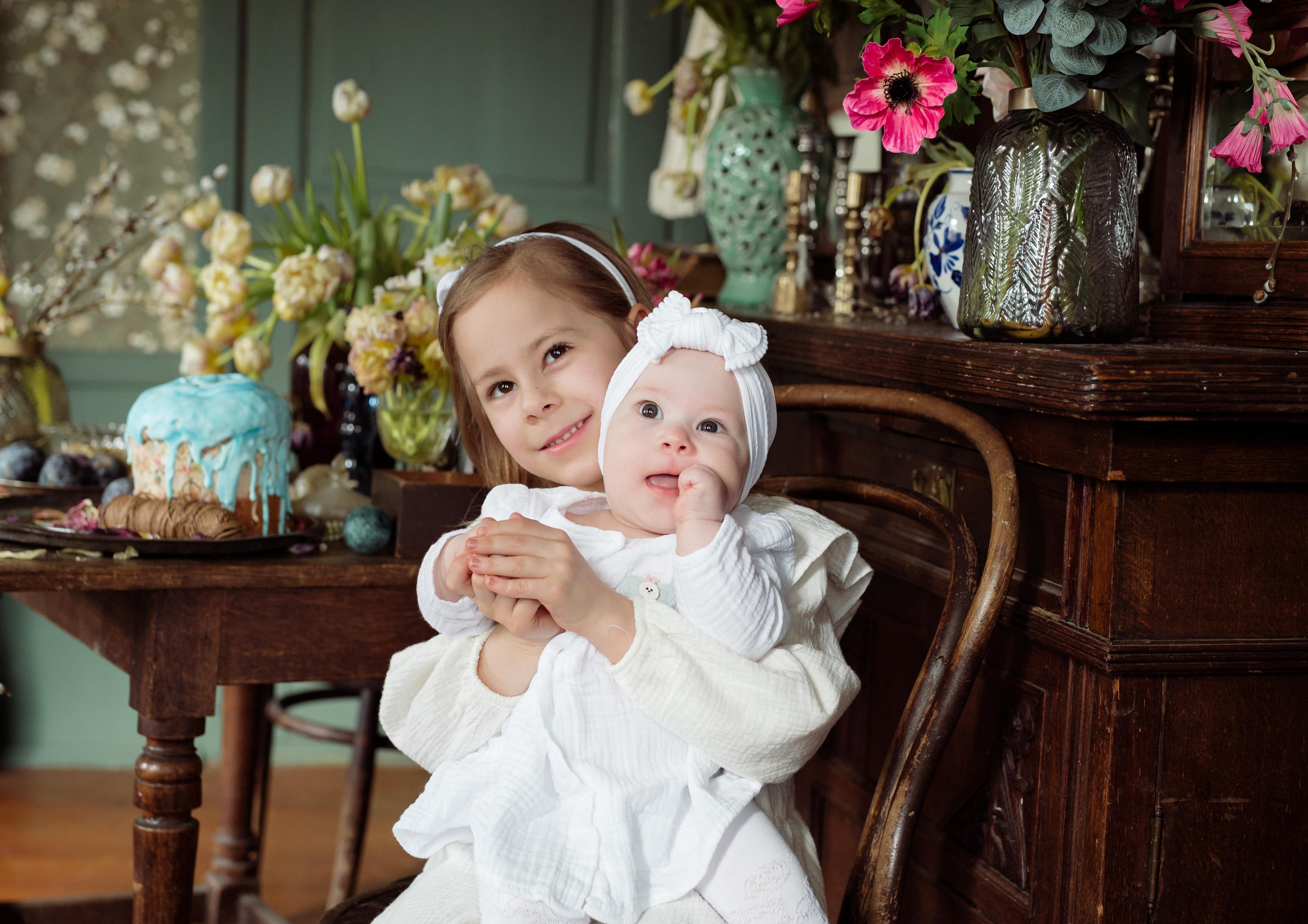 Mother with daughters. Family and content photographer