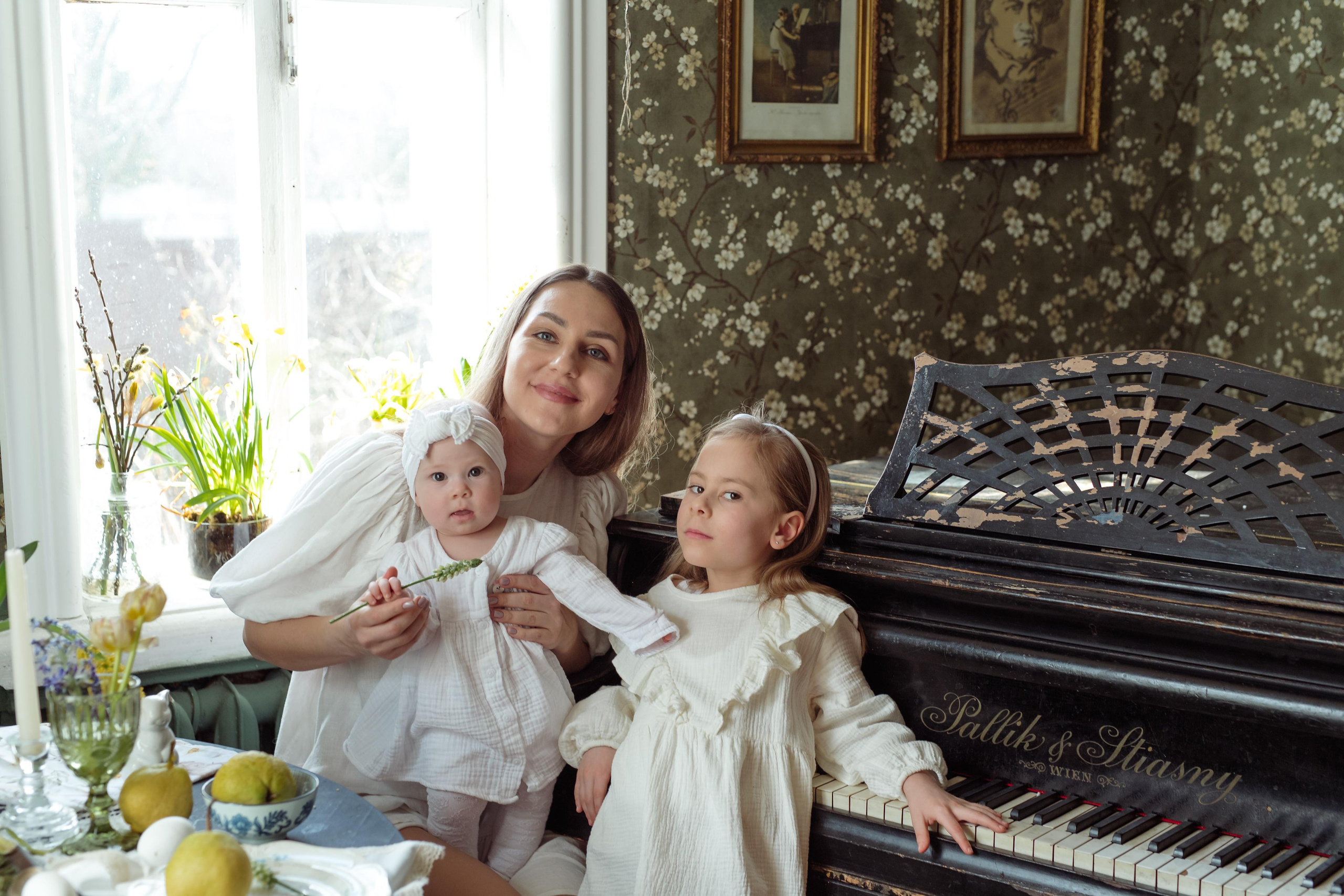 Mother with daughters. Family and content photographer