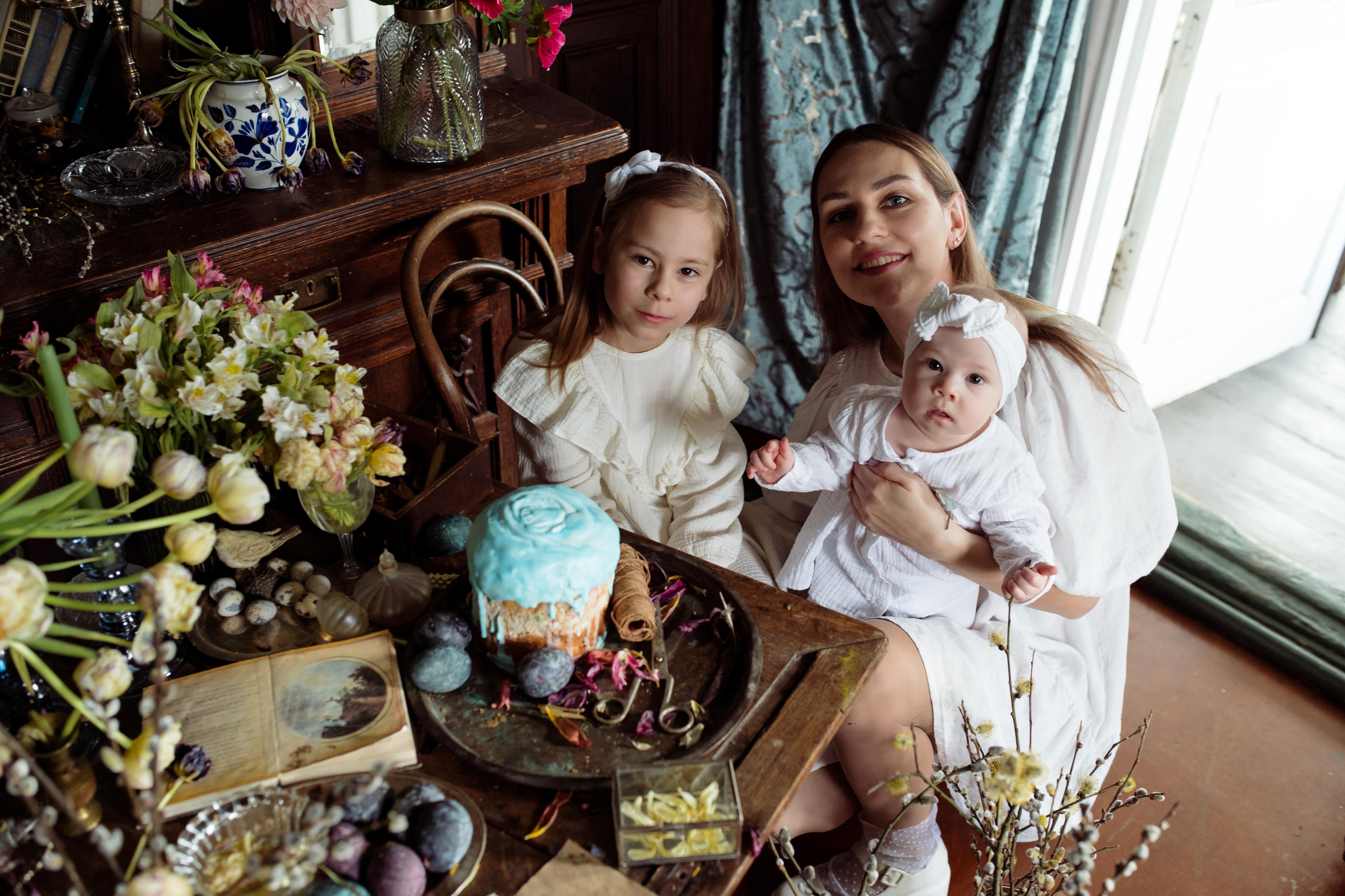 Mother with daughters. Family and content photographer