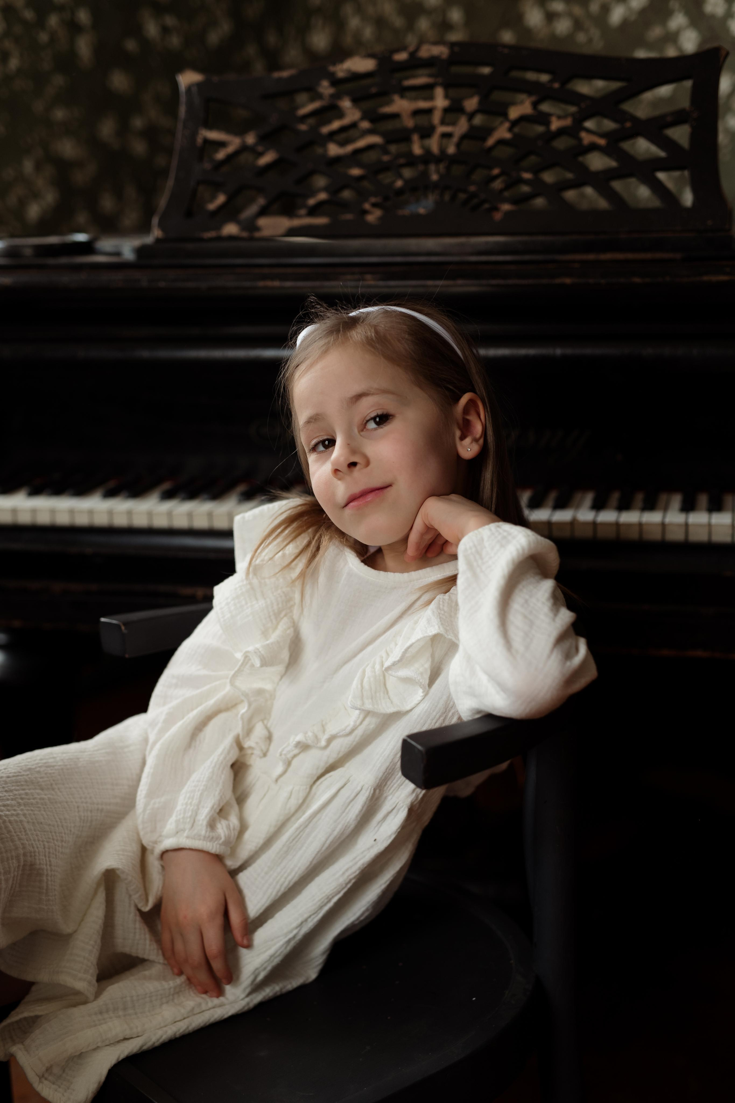 Mother with daughters. Family and content photographer
