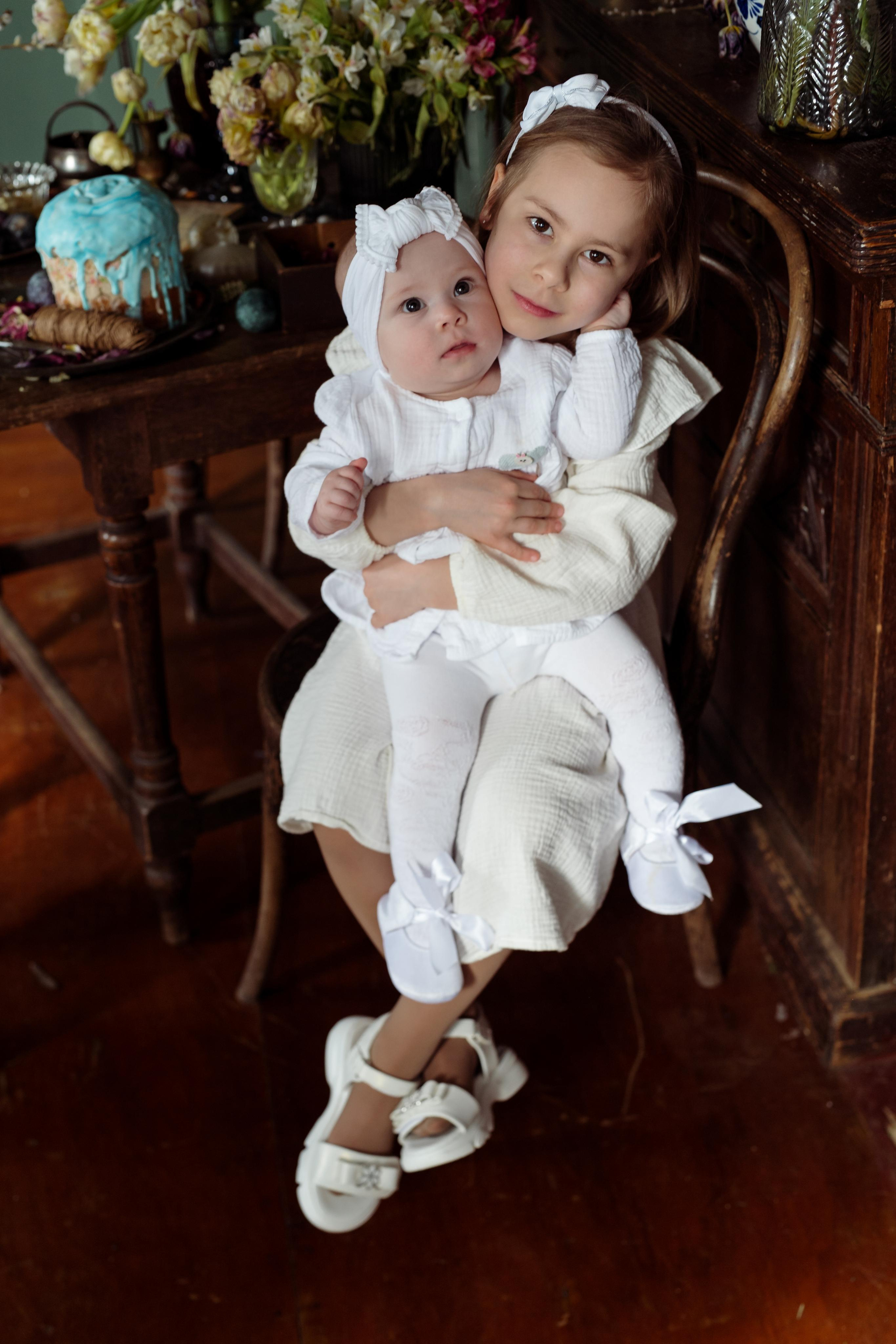 Mother with daughters. Family and content photographer