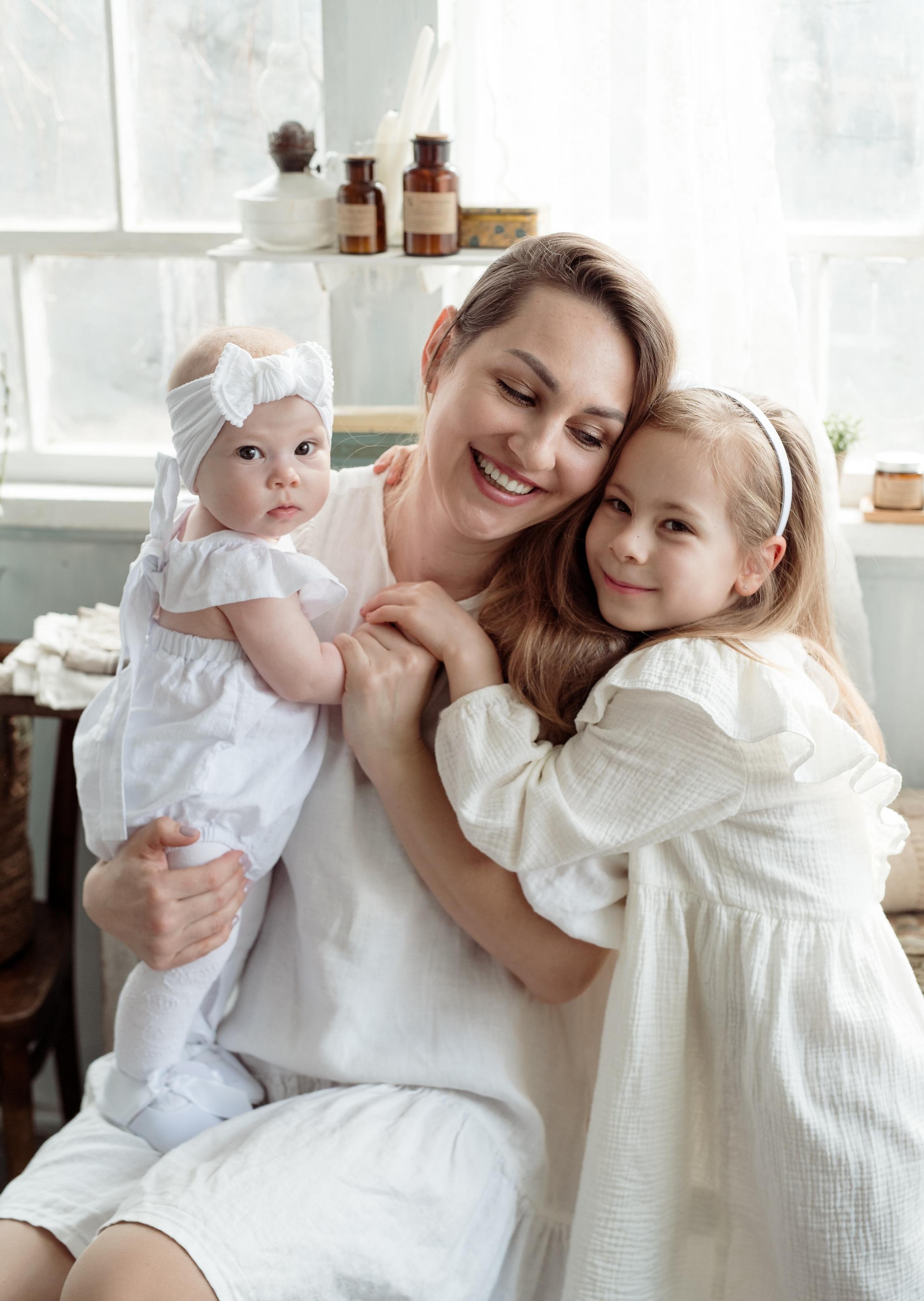 Mother with daughters. Family and content photographer