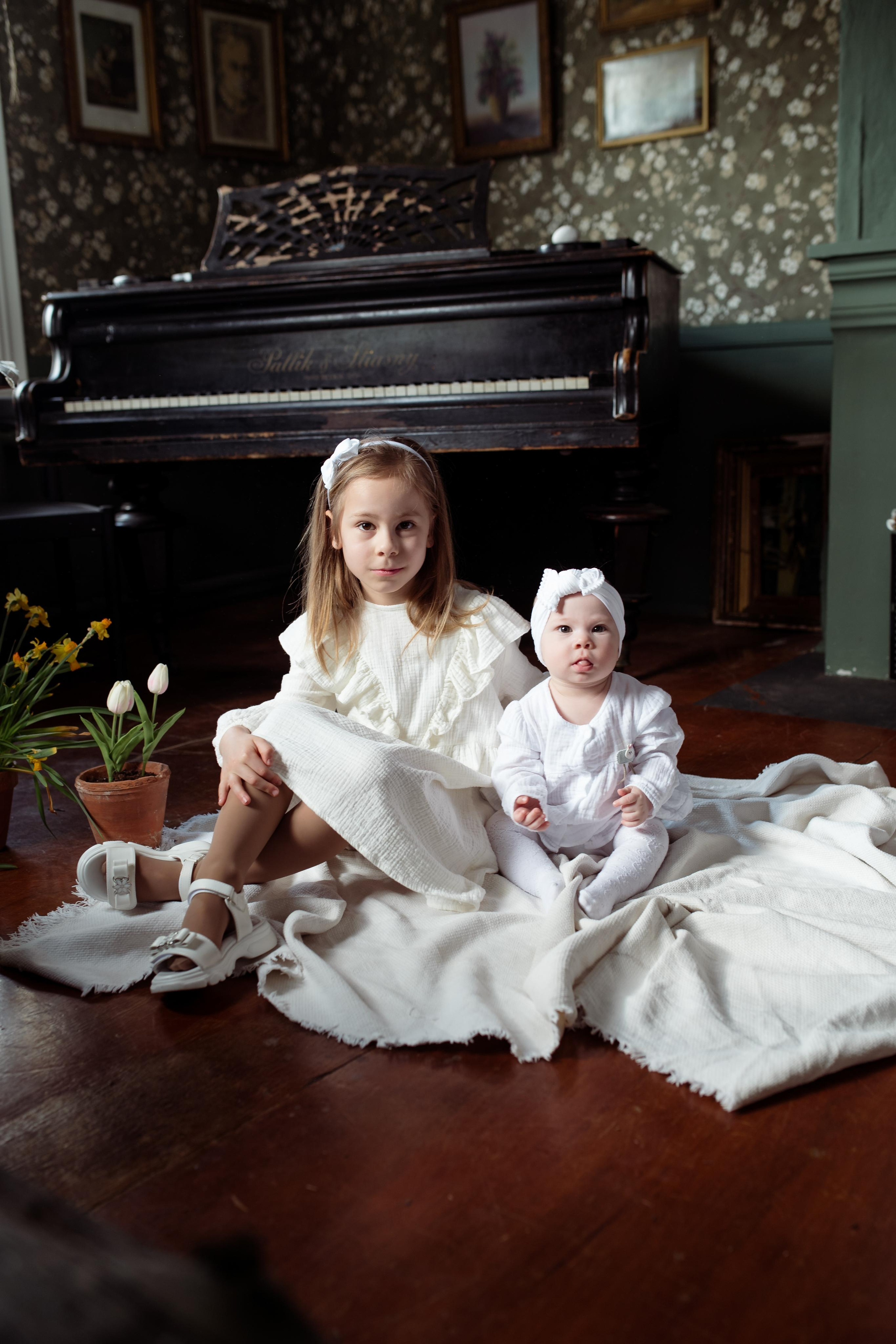 Mother with daughters. Family and content photographer