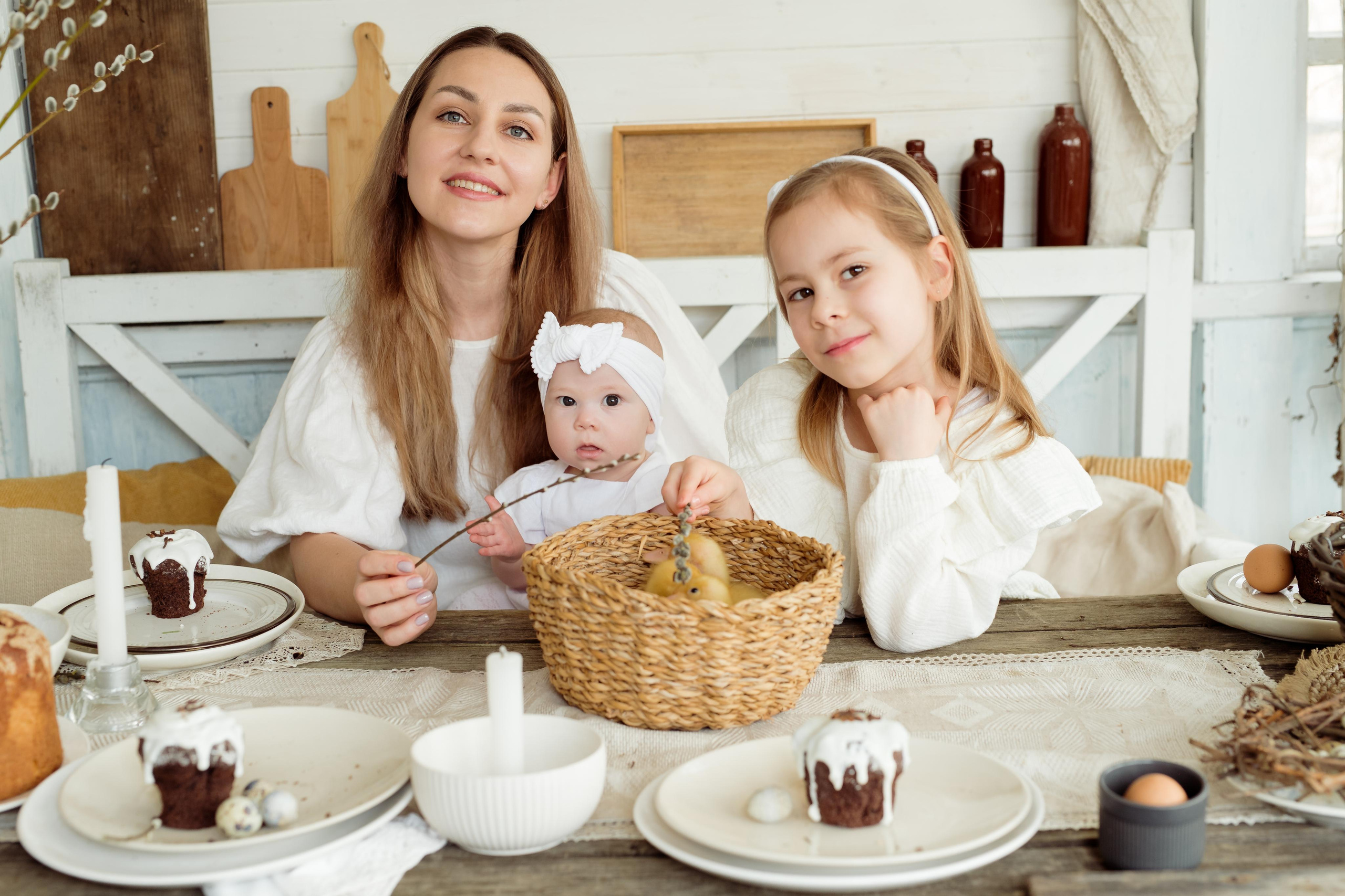 Mother with daughters. Family and content photographer