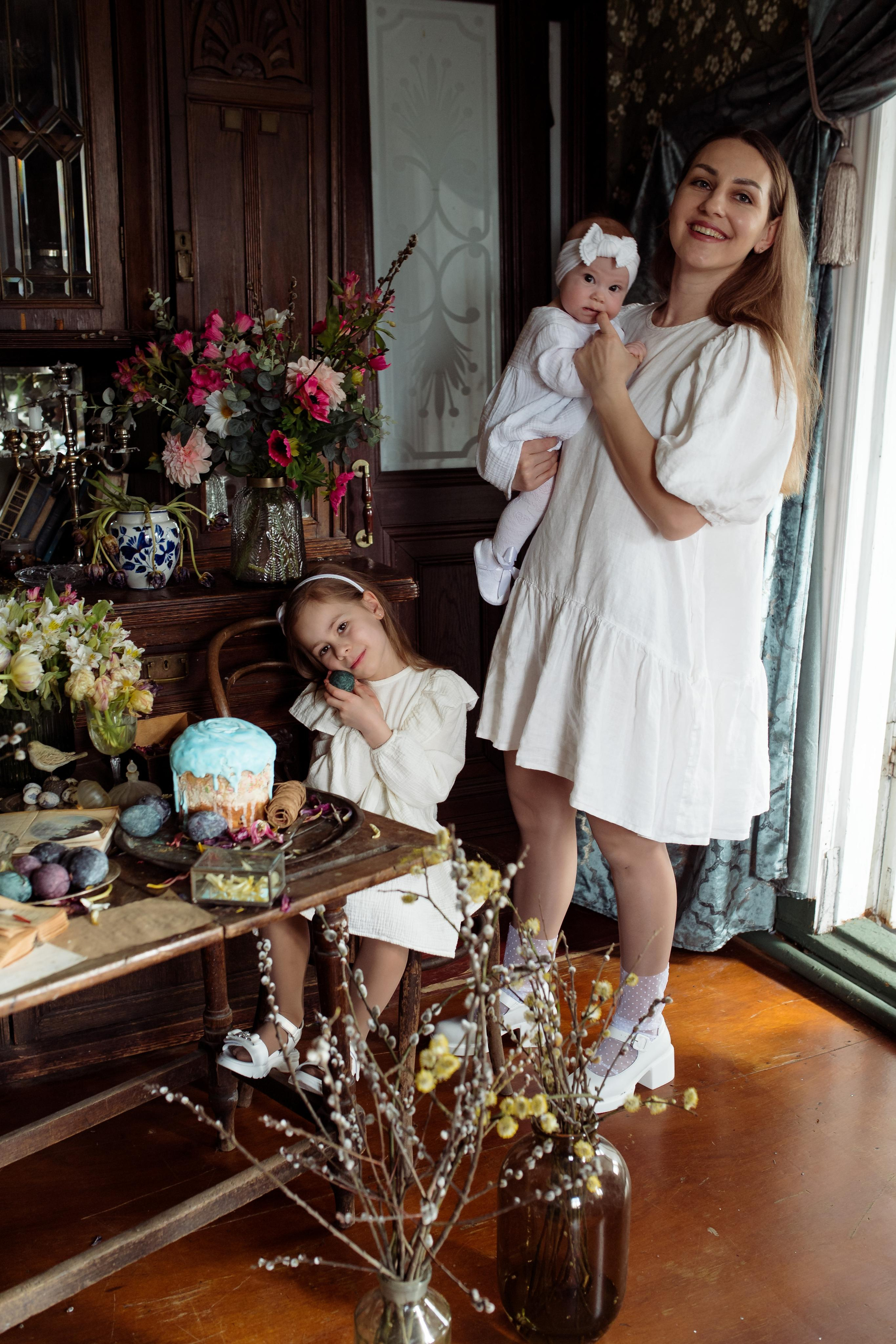 Mother with daughters. Family and content photographer