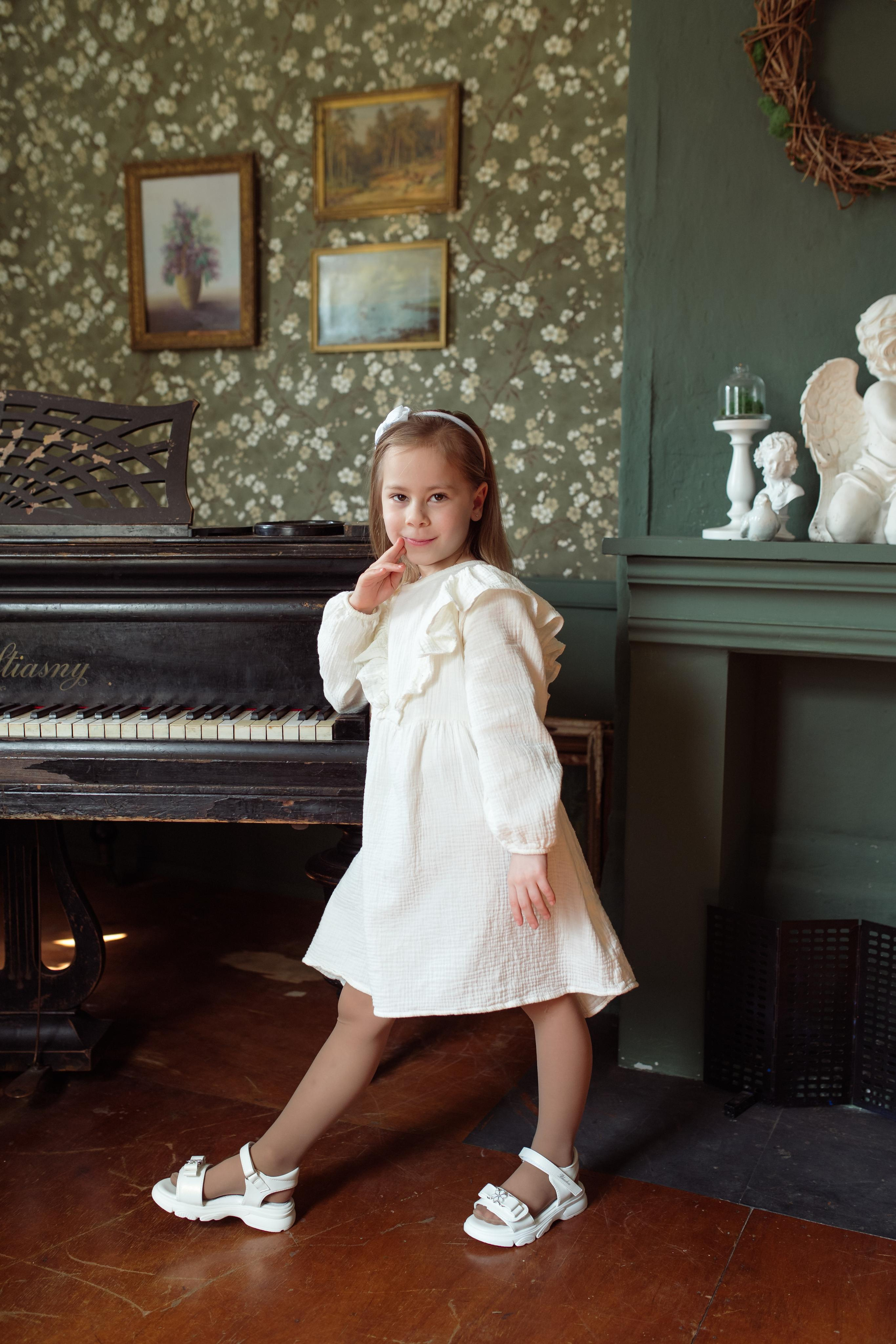 Mother with daughters. Family and content photographer