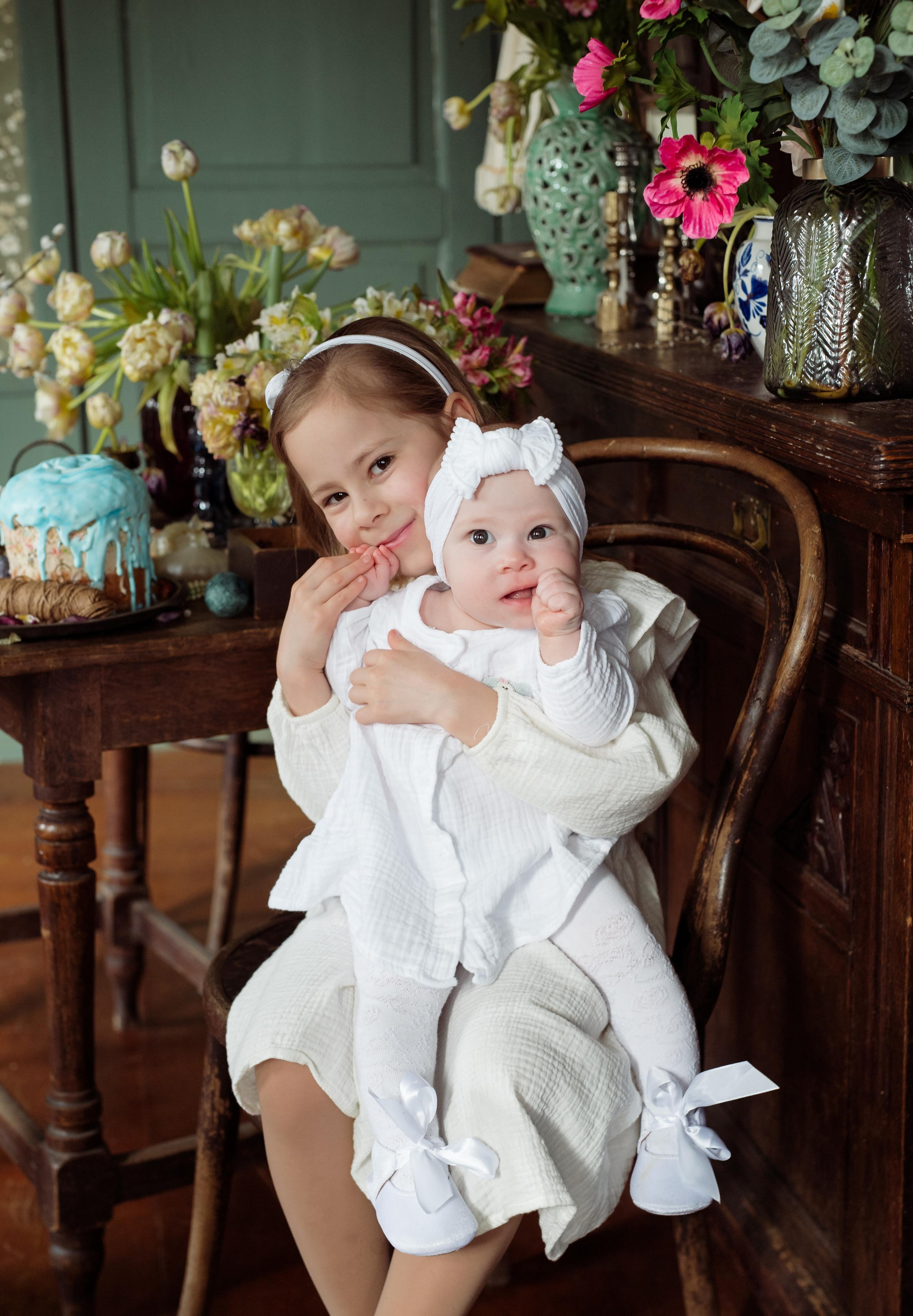 Mother with daughters. Family and content photographer