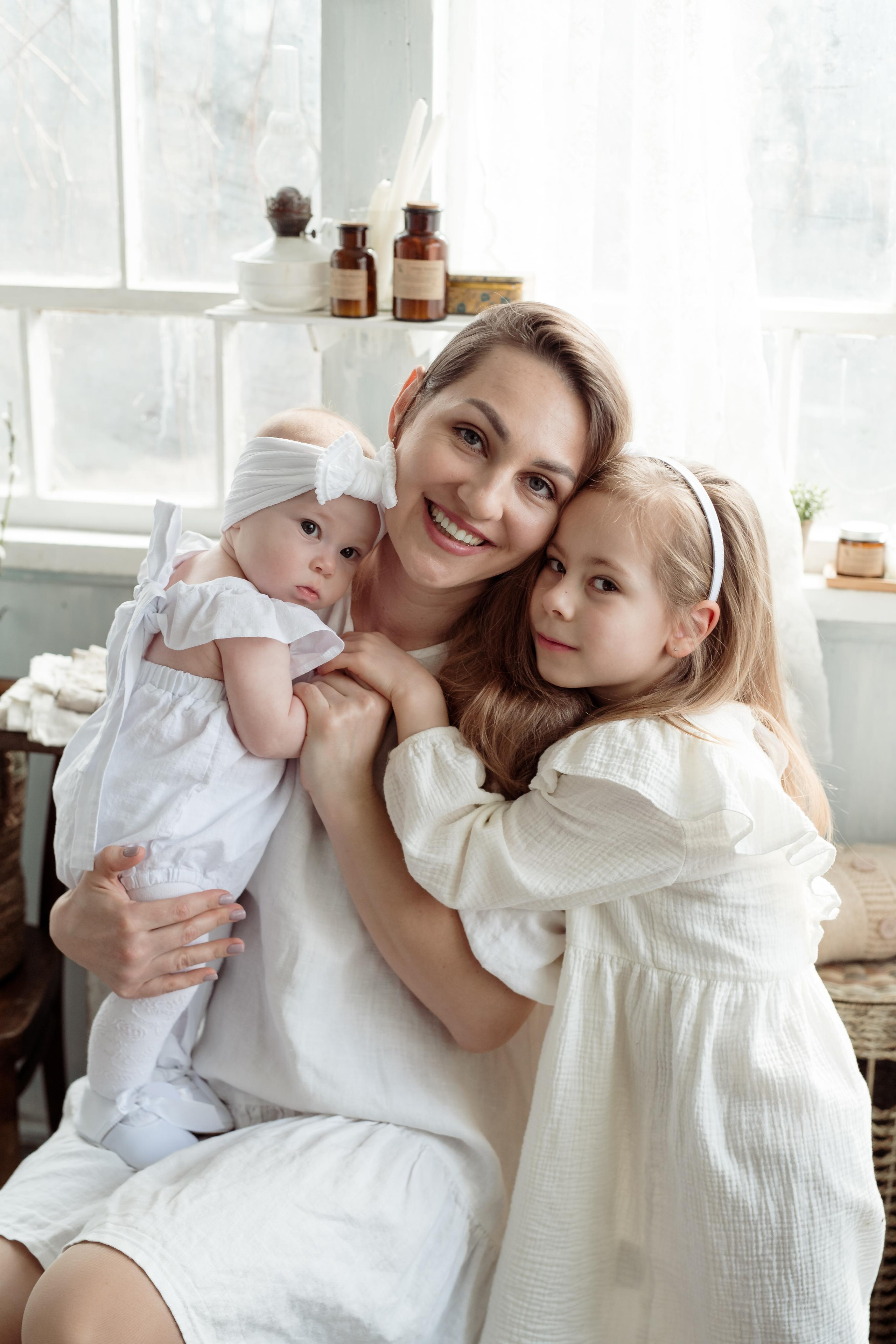 Mother with daughters. Family and content photographer