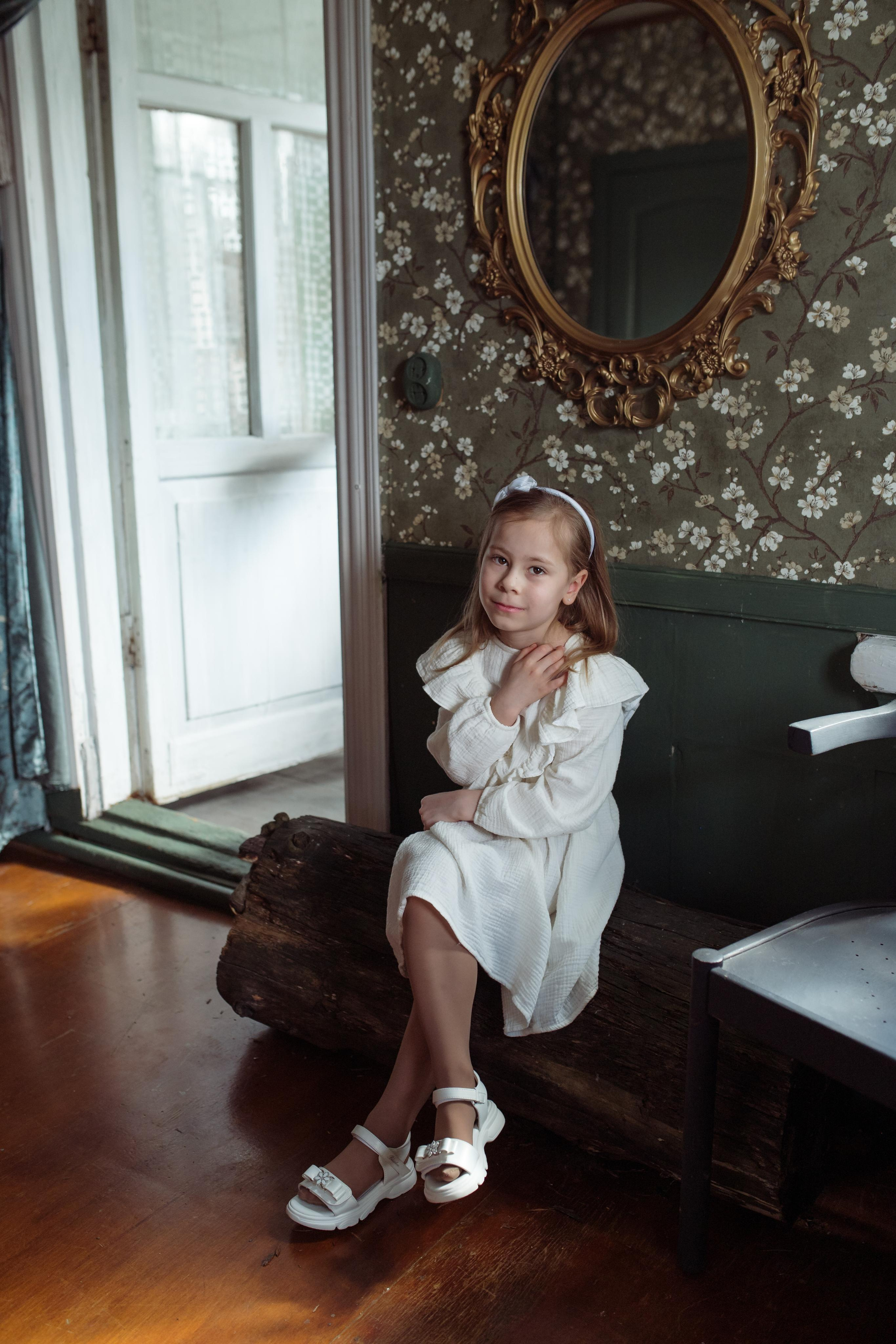 Mother with daughters. Family and content photographer