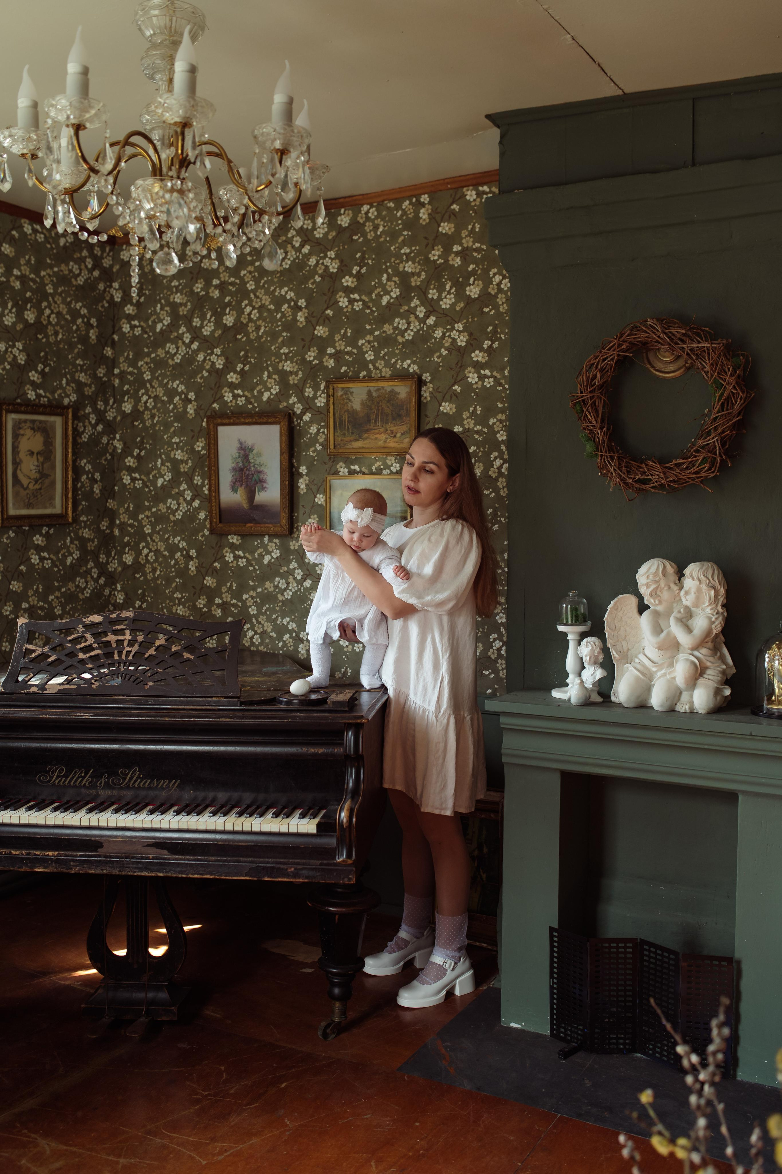 Mother with daughters. Family and content photographer