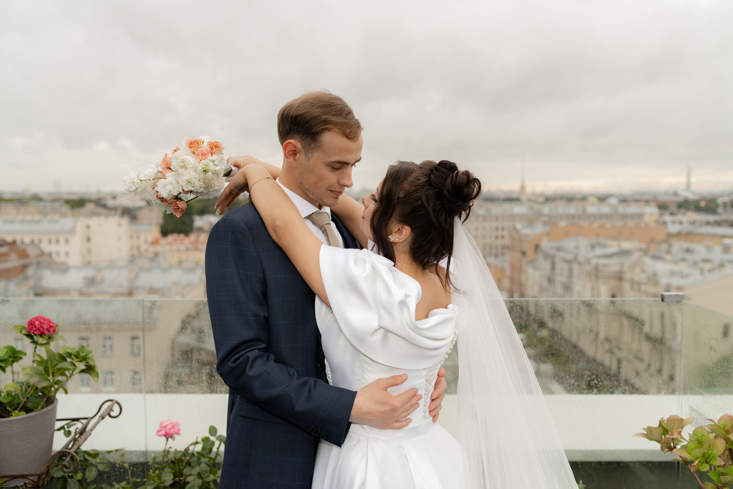 Сборы в отеле Индиго, съемка в Академии художеств, роспись во дворце бракосочетания№ 2 и банкет Нева Холл. Свадебный фотограф Александр Невский в Санкт-Петербурге