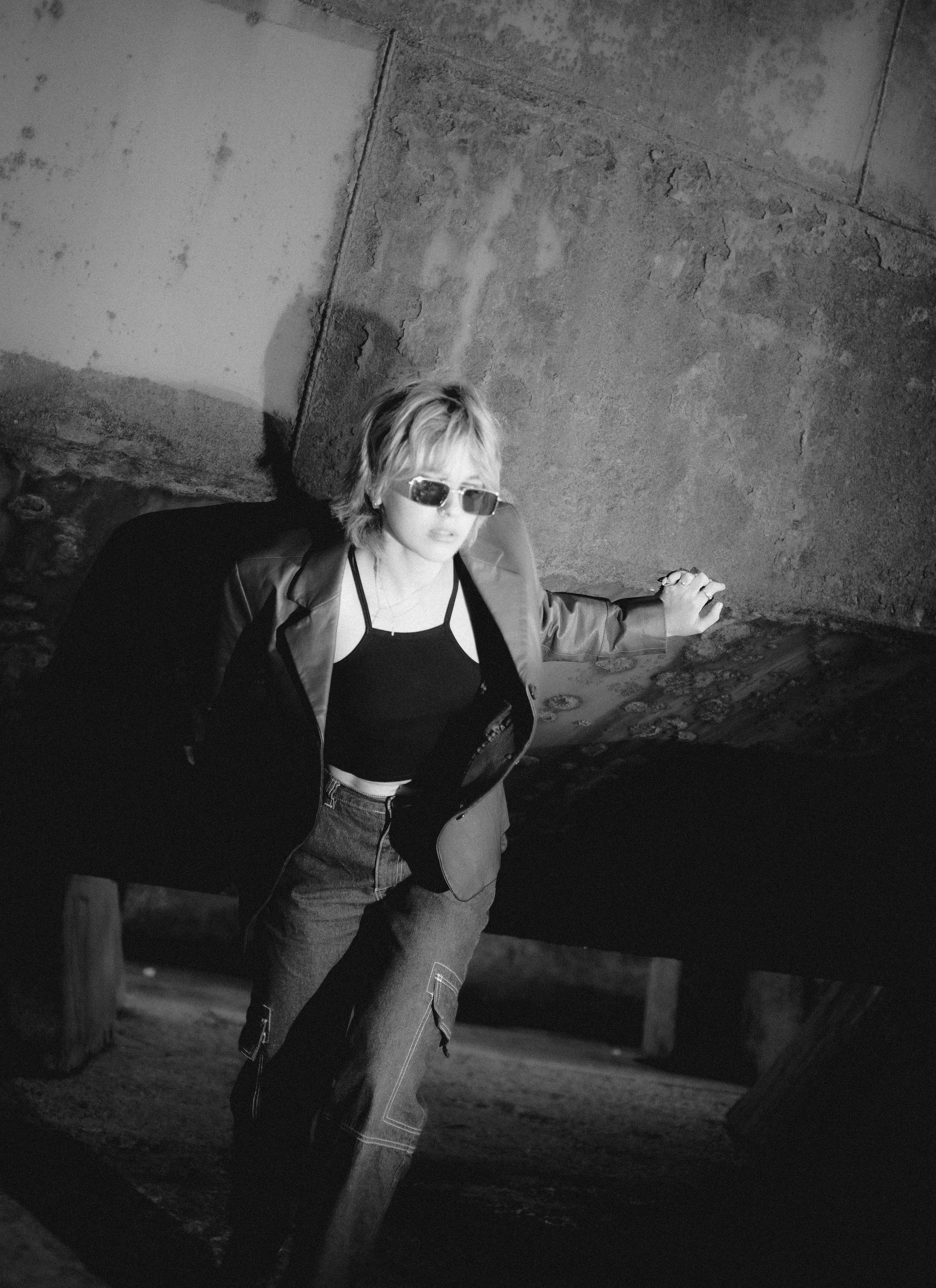 Вика среди заброшенных кораблей. Главная