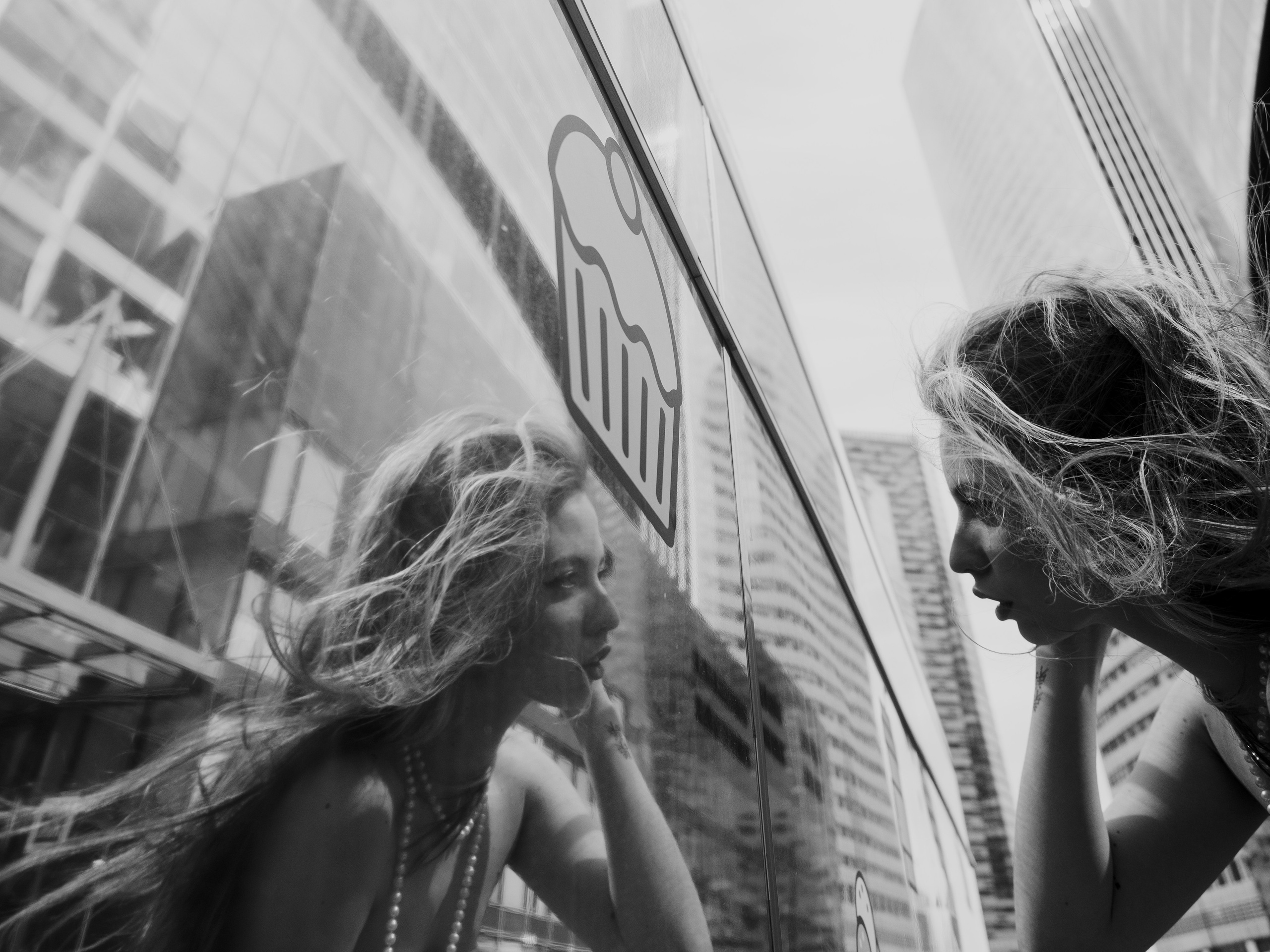 Девушка позирует