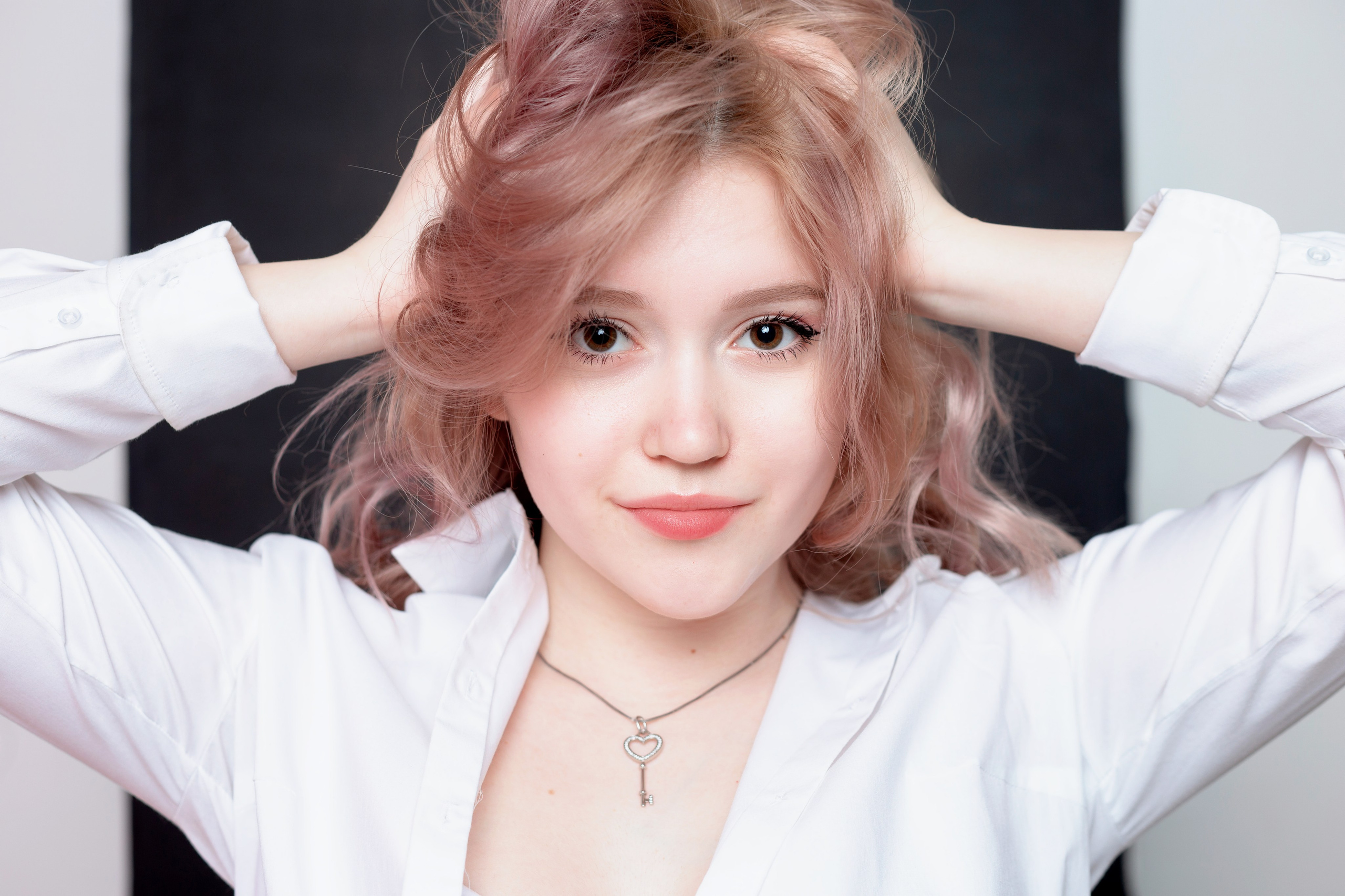 Яркая индивидуальная съемка в студии Санкт-Петербурга. Портретные фотосессии, контент-съемки, репортаж