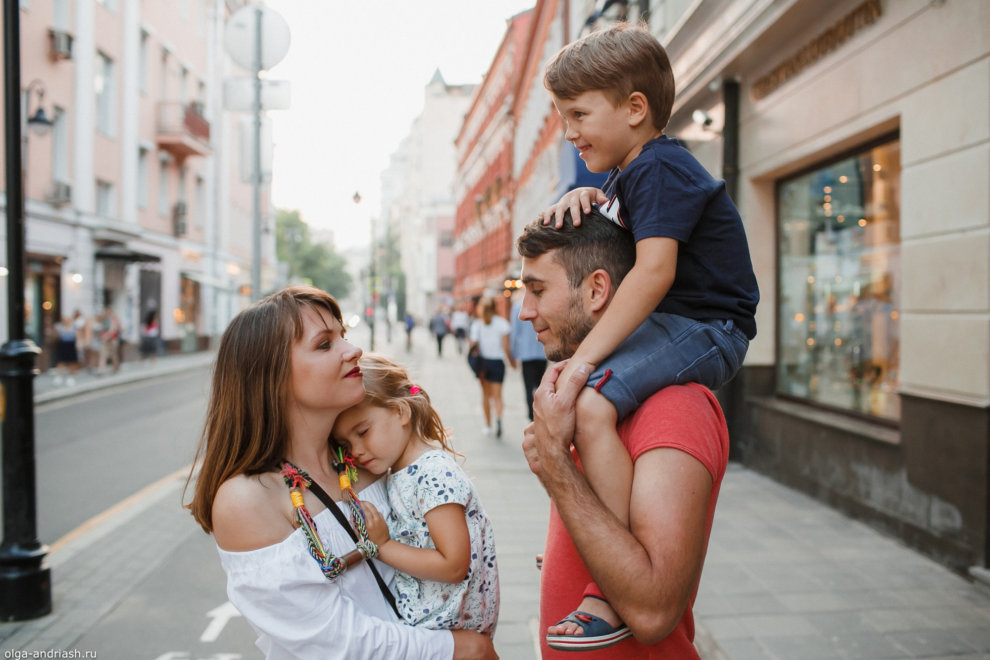 Прогулки на Патриарших прудах. Семейный, портретный и свадебный фотограф в Санкт-Петербурге и Москве