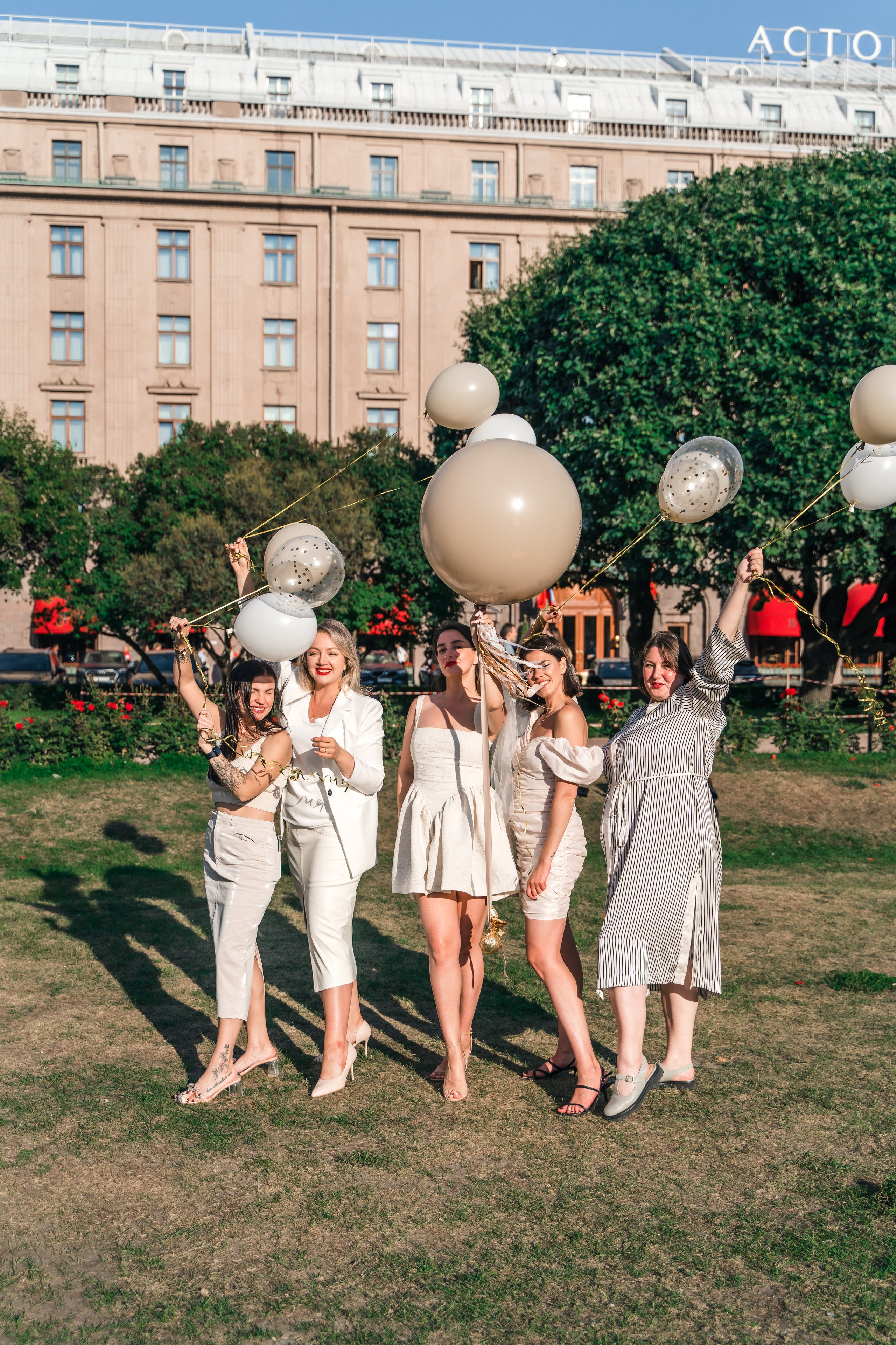 Фотосъемка девичника, встреча девушек, веселые женские портреты