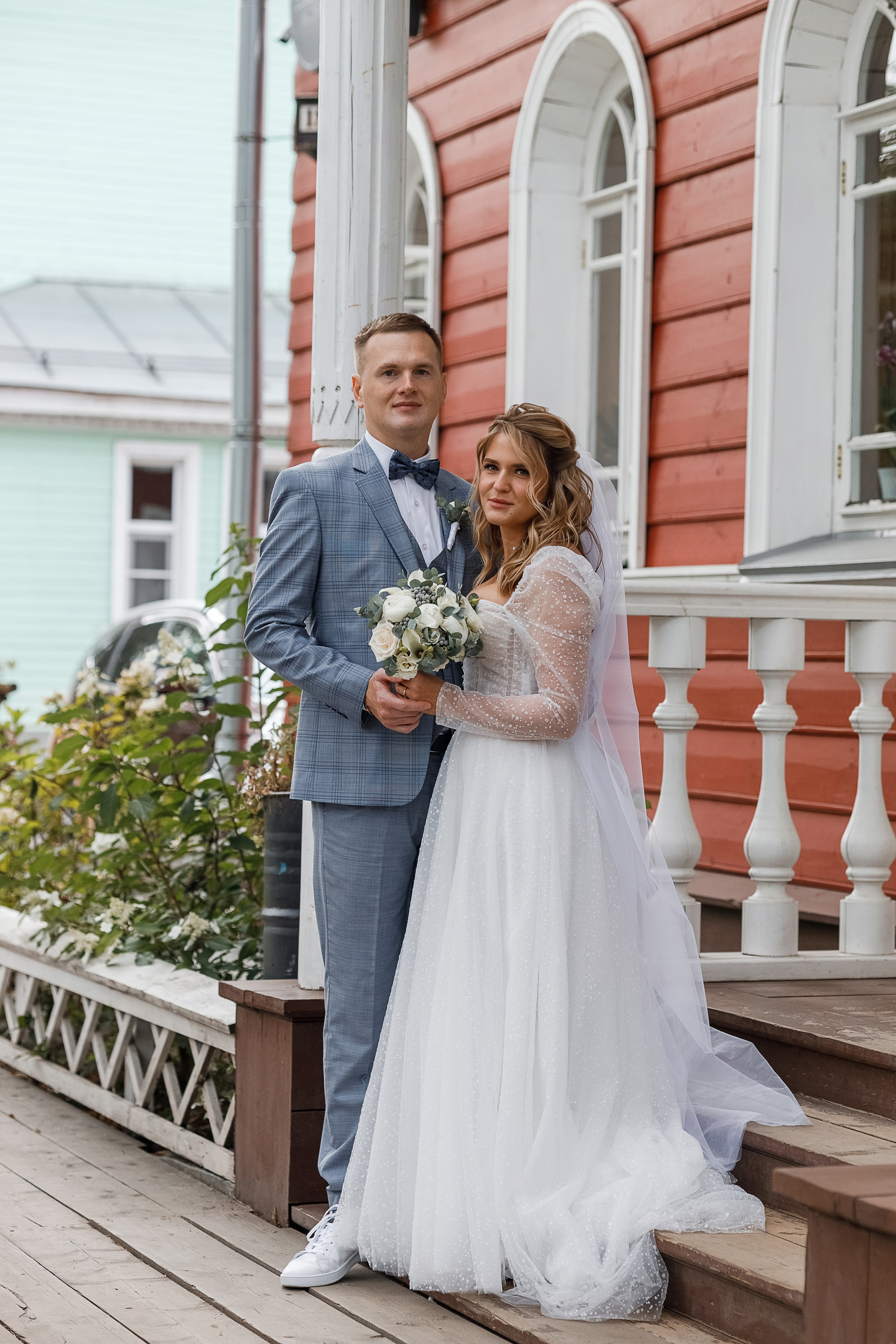 Трогательная выездная церемония в уютном дворике отеля. Олег Сверчков | Свадебный фотограф Вологда