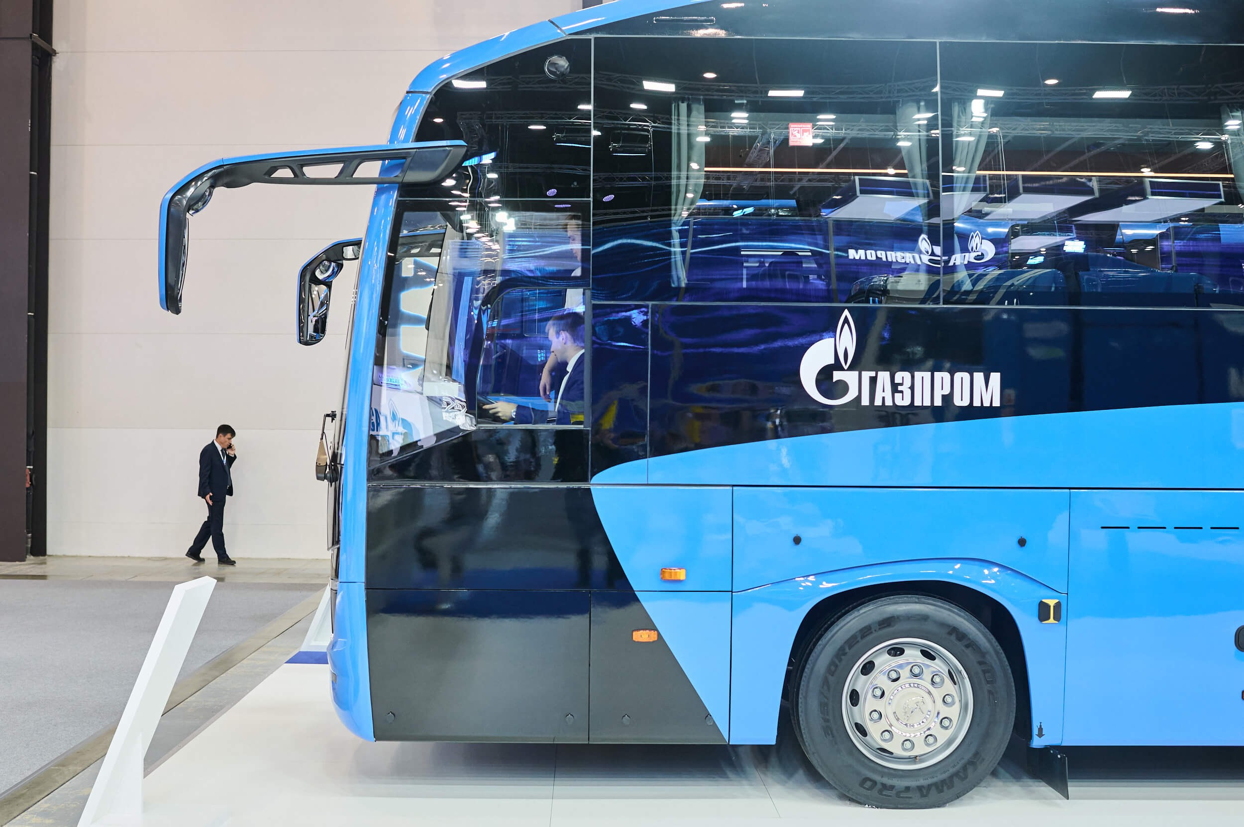 Экспозиция автобуса Газпром на Петербургском международном газовом форуме 2025 в Экспофоруме