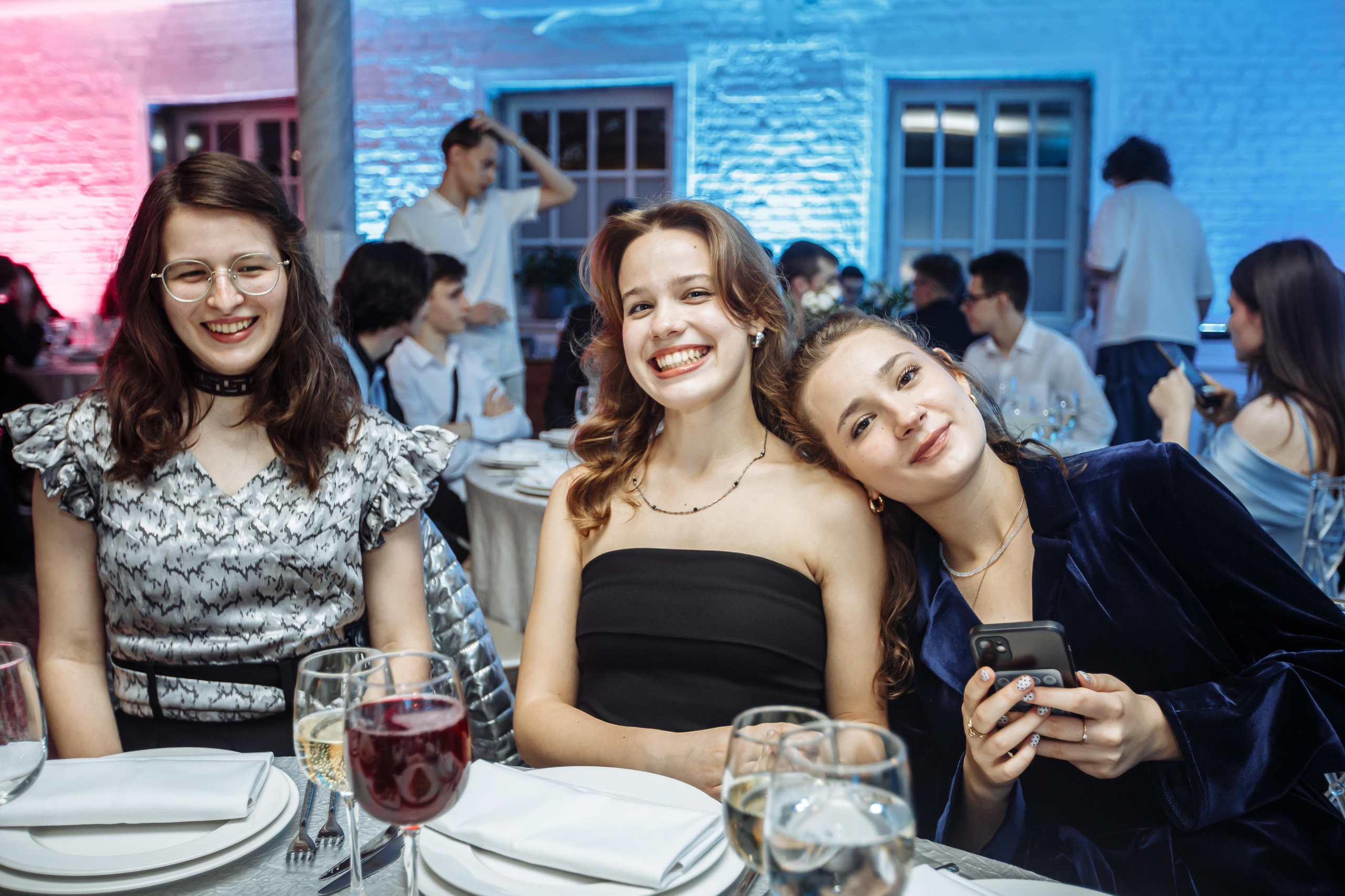 Пригласить фотографа на выпускной бал в школу и потом в кафе, выгодно сразу видеооператор снимает на две камеры фильм о выпускном и записывает в интервью куда ребята пойдут учится и кем хотят стать