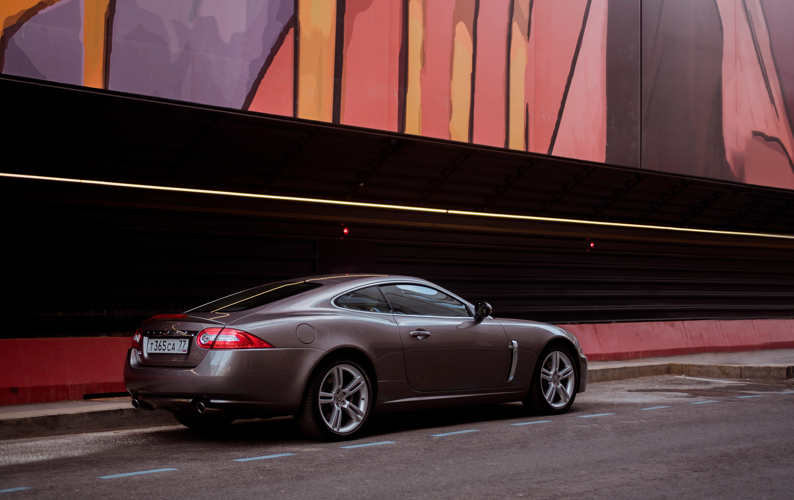 Парень с девушкой фотографируются в центре Москвы. Жуков Илья  свадебный фотограф в Москве