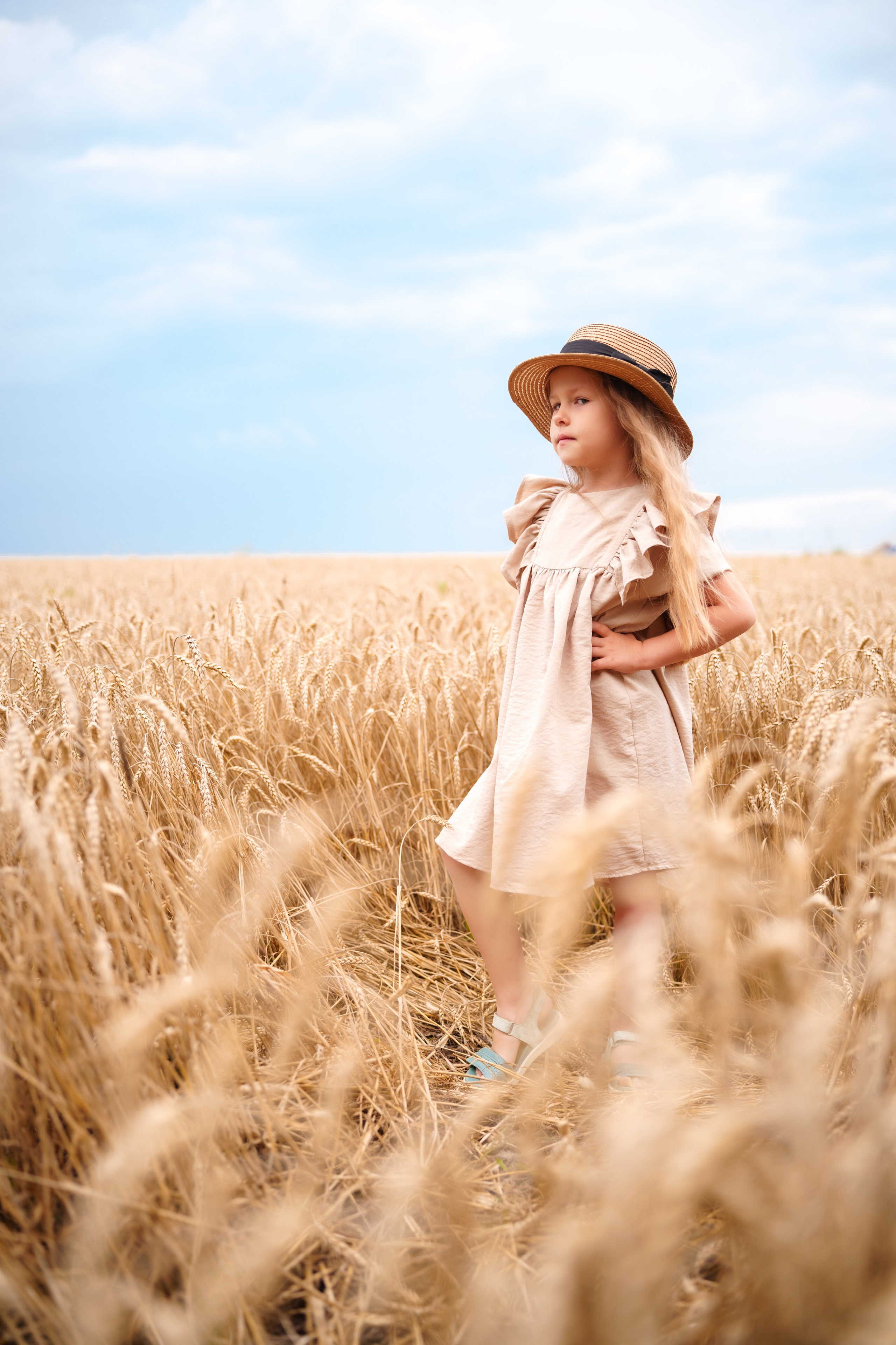 Мама с дочкой в пшеничном поле (01.08.2023). Фотограф Андрей Чеботок (Белгород, Курск, Воронеж, Старый Оскол)