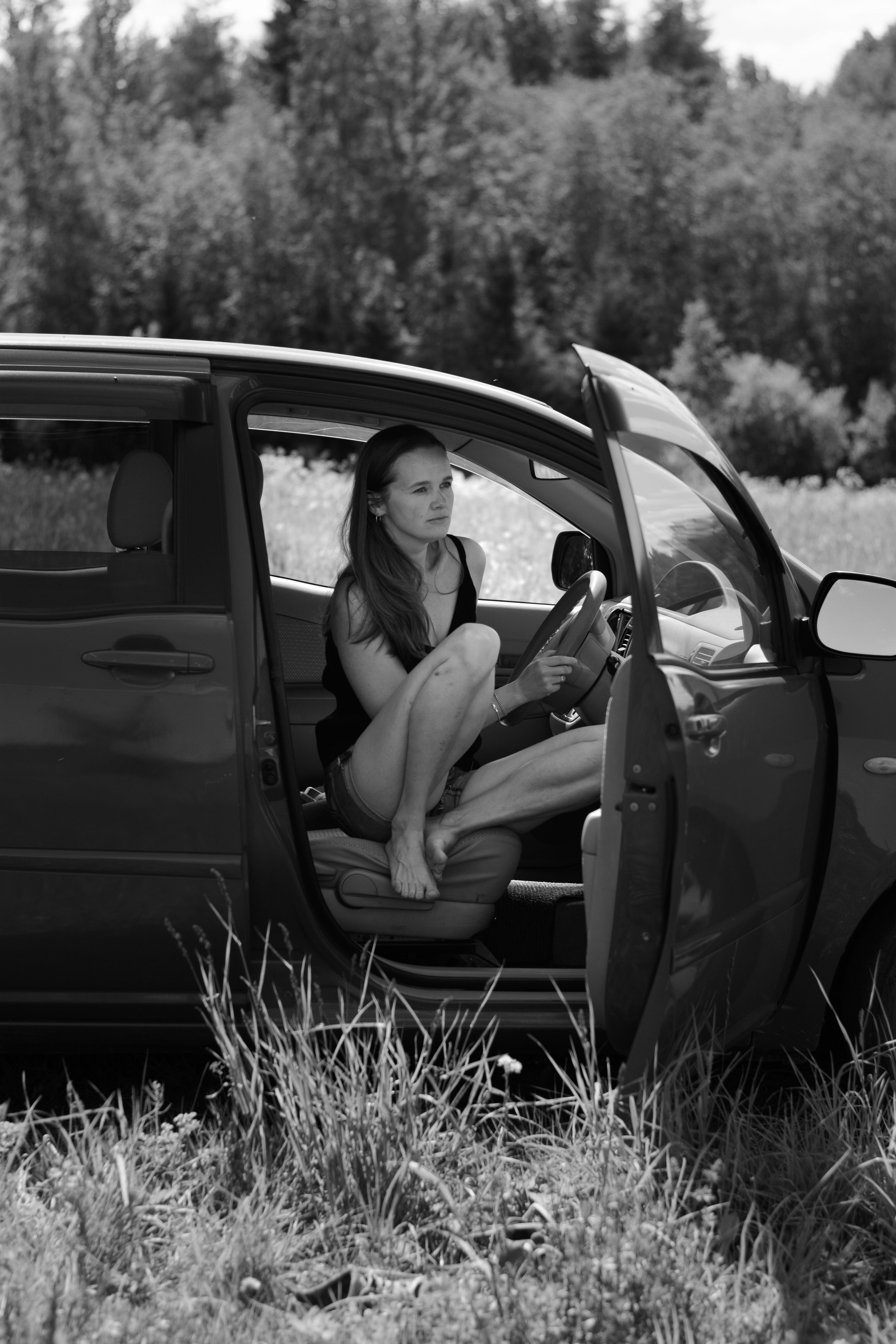 Ольга. Женский портрет в поле с машиной. Портретный фотограф в Санкт-Петербурге Наталья Родионова