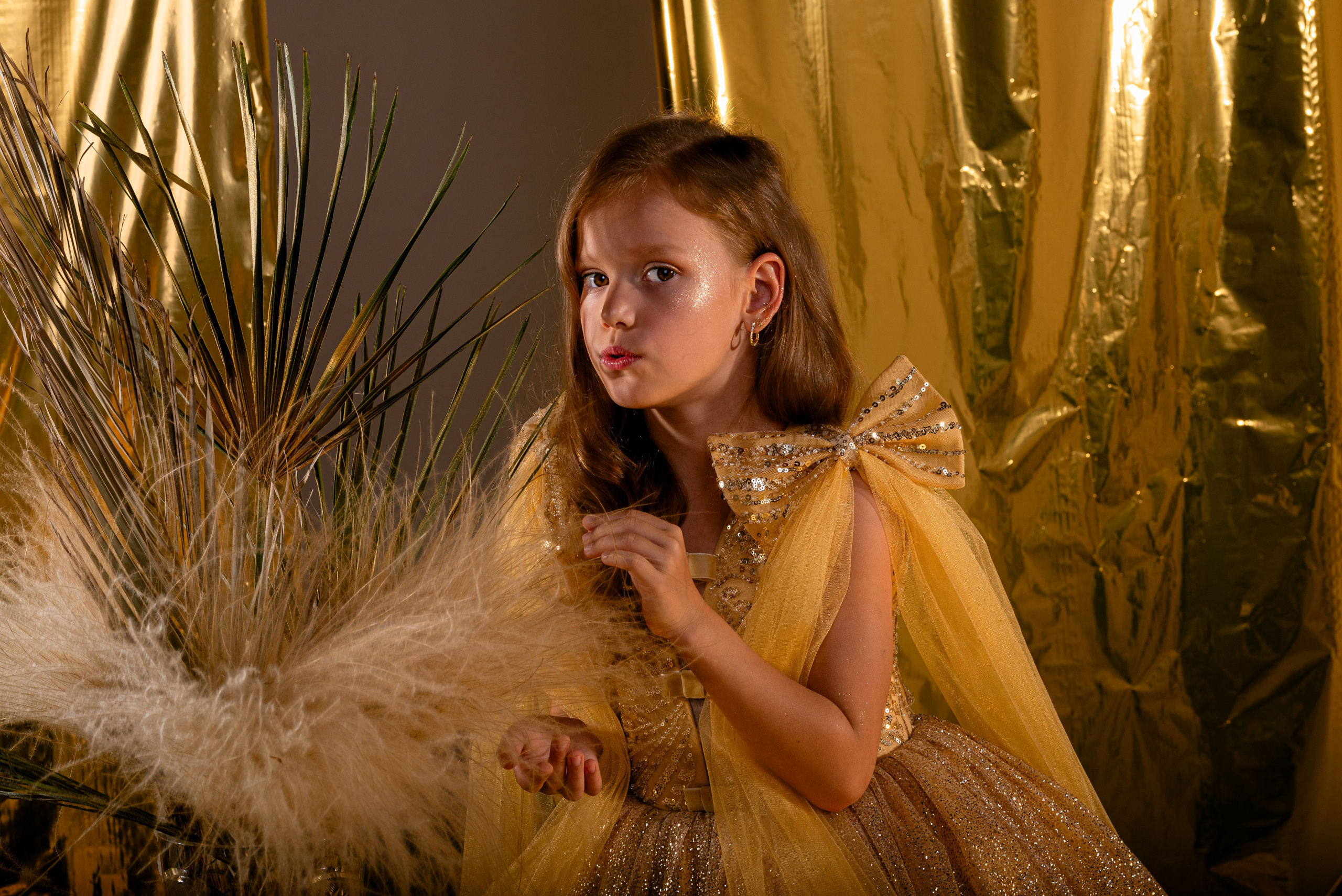 Детская профессиональная фотосессия под ключ, фотосессия в золоте. Детский студийный фотограф Сочи